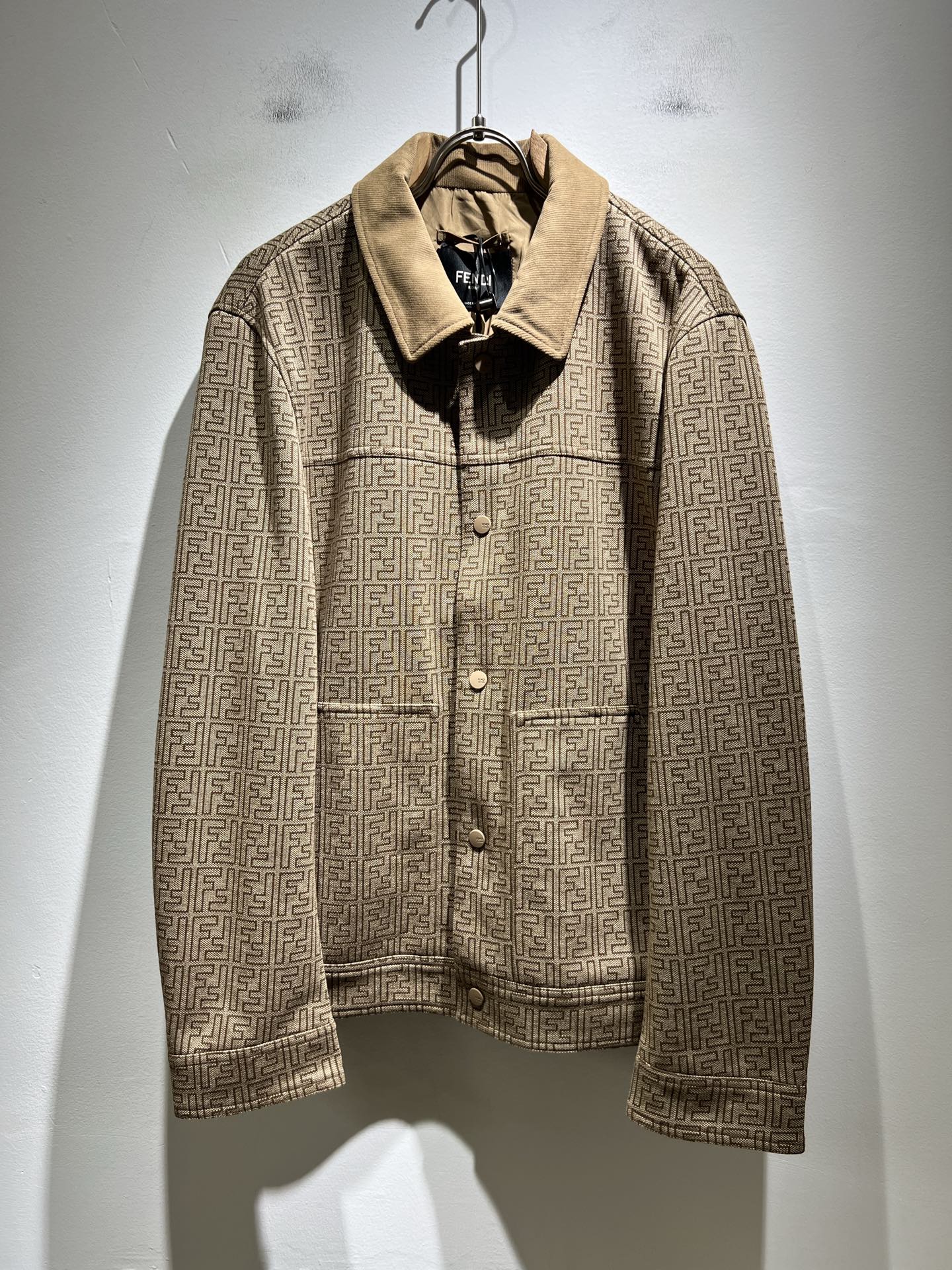 NO:523269,FEN*I 2025 autumn and winter new jacket jacket, original Italian orders, popular FD family items, representative and full of specifications, boutiques that all FD fans are worth buying!  Pure Yidian channel orders, high-end popular products from the FD family, and very popular items at the moment, high-end products worth keeping and giving away to others!  The most classic BUGS series of styles in the FD family are trendy and beautiful, full of trendy atmosphere, extremely high grade and specifications, and use very classic combinations, giving people a strong visual impact and extremely high recognition. Top exclusive denim fabrics, panoramic FF logo logo pattern jacquard design!  The touch is soft, delicate and comfortable, and the quality is quite high-end and classy!  Perfectly interprets the charm of the brand and leaves a deep impression. It is more fashionable and charming. It has simple, elegant and fashionable upper body, and is even more stressful for outfits!  The inner wear alone is very delicious and beautiful scenery that cannot be ignored!  Size M-3 XL, fendi,dior,jackets & coats,jackets & coats,alexander wang19860909FEN*I 芬*迪 2025秋冬新款夹克外套,意大利原厂订单,FD家族人气单品,代表性十足,规格感十足的精品,所有FD粉丝都值得抢购的精品！纯正意代渠道订单,FD家族的高奢人气爆款产物,当下十分火爆的单品,值得自留和送人的高端货！FD家族最为经典的BUGS系列款式单品,新潮又好看,潮流气息感十足,档次规格感极高,并且采用十分经典的搭配,给人的视觉冲击感相当强烈,有着极高的辨识度,顶级专属牛仔面料,全景FF标志logo图案提花设计！触感柔软细腻舒适,品相相当高级有档次！完美诠释品牌魅力,给人留下深刻印象.更具时尚与韵味,上身简约大方时尚,对于穿搭更是毫无压力！单穿内搭都极有味道,不可忽视的靓丽风景线！ 尺码M-3 XL,,fendi,dior,jackets & coats,jackets & coats,alexander wang,Men's clothing