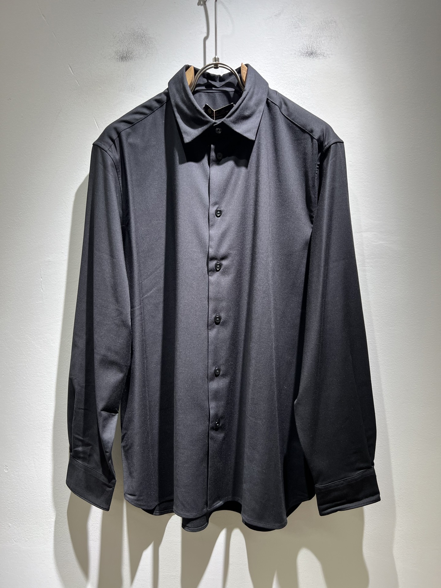 NO:511382,Loro Piana Nouyou Pianya 2025 autumn and winter men's shirt, the latest trade orders and all the quality!  !  Internet celebrity style!  The upper body is comfortable and breathable, not stiff, and the overall three-dimensional feeling is rich. Quality export orders, customized exclusive poplin cotton fabric tailoring to meet the simple needs of commuters for dressing. The upper body is very effective, slim and not picky about the figure. The fabric workmanship... Improper, only good craftsmanship can make you feel good and tasteful. A must-have item for everyone!  Size M-4XL, loro piana, alexander wang19860909Loro Piana诺悠翩雅 2025秋冬男士衬衣,最新的贸易订单全品相！！网红款！上身舒适透气,不僵硬,整体有着丰富的立体感,品质出口订单,定制专属府绸棉面料剪裁,满足通勤人们对于着装的简约需求,上身效果很好,显瘦,不挑剔身材.面料做工....无可挑剔,好工艺好面料才能穿出好品味一款,人手必备单品！尺码M-4XL,,loro piana,alexander wang,Men's clothing