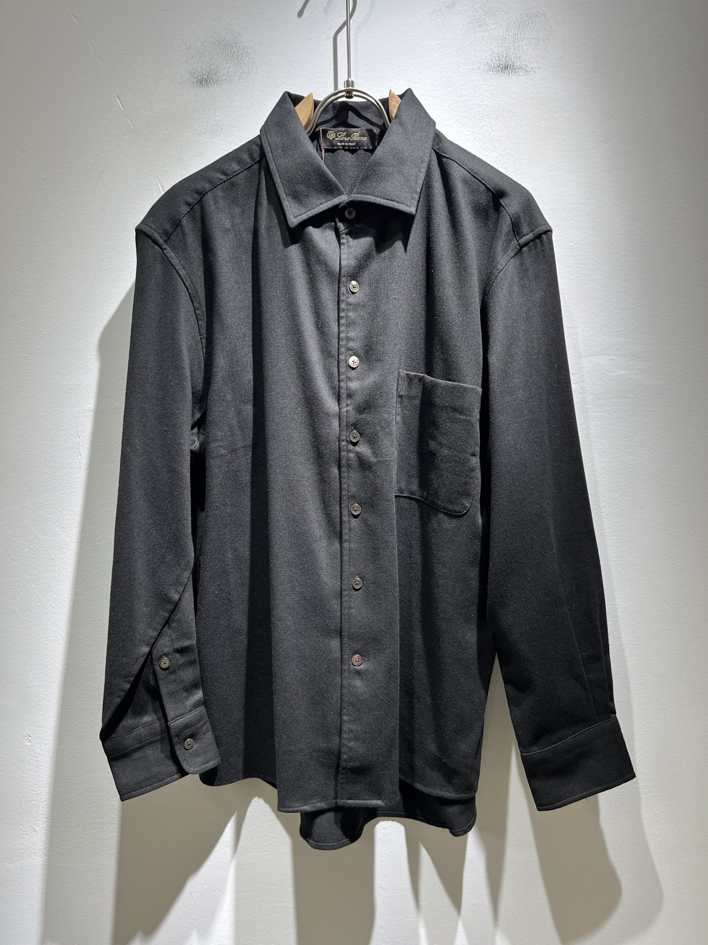 NO:511389,Loro Piana Nouyou Pianya 2025 autumn and winter men's shirt, the latest trade orders and all the quality!  !  Internet celebrity style!  The upper body is comfortable and breathable, not stiff, and the overall three-dimensional feeling is rich. Quality export orders, customized exclusive pure cotton fabric tailoring to meet the simple needs of commuters for dressing. The upper body is very effective, slim and not picky about the figure. The fabric workmanship... Improper, only good craftsmanship can make you feel good and tasteful. A must-have item for everyone!  Size M-3XL, loro piana, alexander wang19860909Loro Piana诺悠翩雅 2025秋冬男士衬衣,最新的贸易订单全品相！！网红款！上身舒适透气,不僵硬,整体有着丰富的立体感,品质出口订单,定制专属纯棉面料剪裁,满足通勤人们对于着装的简约需求,上身效果很好,显瘦,不挑剔身材.面料做工....无可挑剔,好工艺好面料才能穿出好品味一款,人手必备单品！尺码M-3XL,,loro piana,alexander wang,Men's clothing