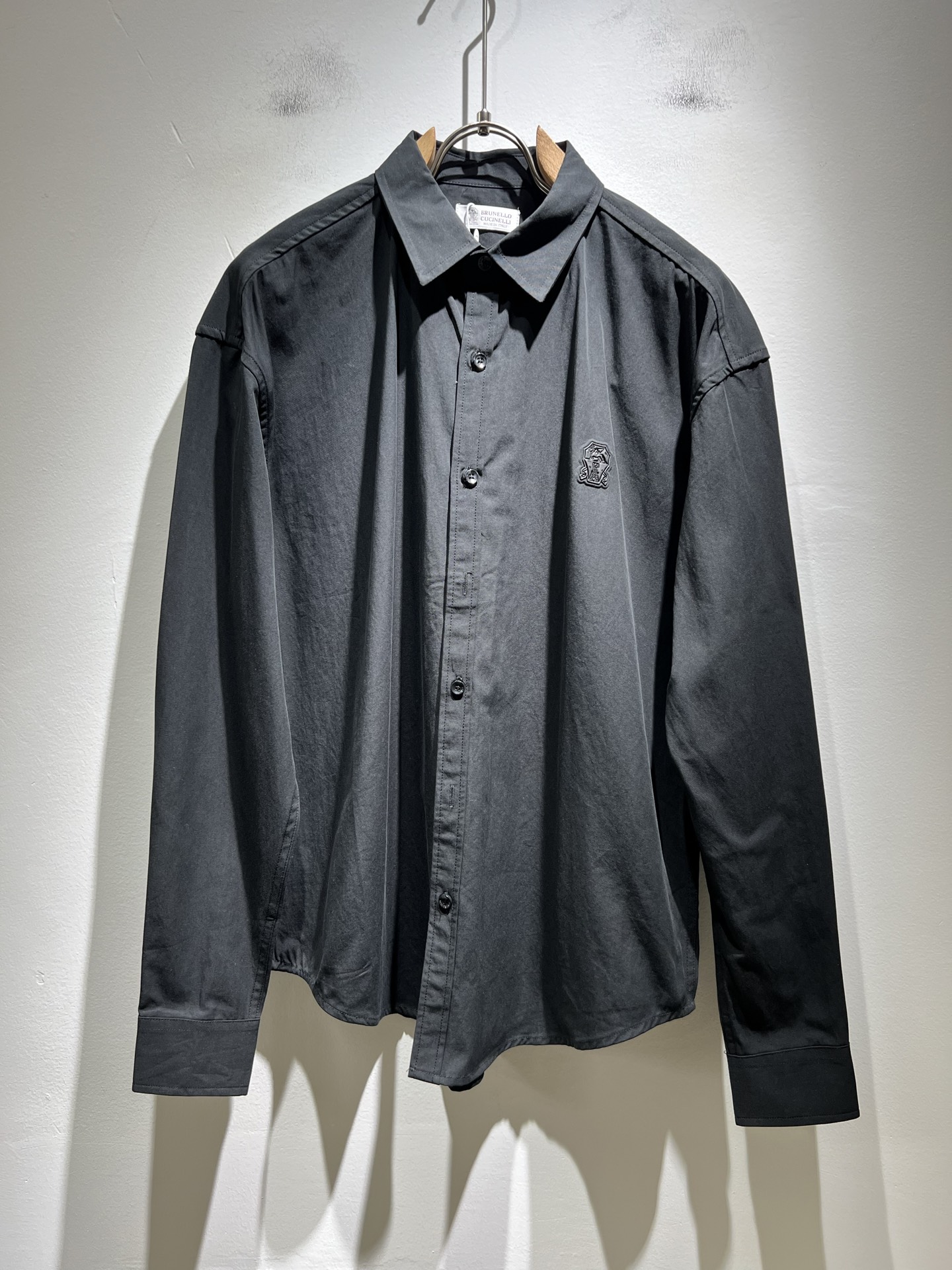 NO:511396,BC-Brunello Cucineli 2025 autumn and winter new men's long-sleeved shirt, a fashionable and versatile item that many celebrities love to wear!  Friends who like classic and simple must not miss this one!  The calm and atmospheric brand style has always been favored by the upper class! It is also the best choice for fashionable items!  The upper body is so handsome, highly recommended!  !  !  In addition to its own brand added value, the biggest attraction of this shirt is that this shirt has a high cost-effectiveness in terms of color matching and material!  Customized original exclusive poplin cotton design!  Environmentally friendly washing, customized fabric, pre-shrinkage treatment to ensure a crisp style, the fabric feels super soft and smooth and sweat-absorbing!  The wash water does not deform, the feel is comfortable and smooth, the upper body is soft and comfortable, the classic fashionable lapel design is simple and not complicated, and it is very pleasing to the eye!  S-XL, brunello cucinelli, alexander wang19860909BC-Brunello Cucineli 2025秋冬新款男士长袖衬衣,众多明星都爱穿的时尚百搭单品！喜欢经典简约的朋友,一定不能错过了这款！沉稳大气的品牌风格一直以来备受上层人士的青睐!也是时尚单品的不二之选！ 上身帅到爆了,强烈推荐！！！这件衬衣最大的吸引力除了他本身的品牌附加值,更加肯定的是这款衬衣无论在颜色搭配还是材质上都有很高的性价比！ 定制原版专属府绸棉材质设计！环保水洗,定制面料,预缩处理,确保版型的挺括,面料手感超柔顺滑又吸汗！洗水不变形,手感舒适顺滑,上身柔和舒适,经典的时尚翻领设计,精简不繁,很是耐看！码数S-XL,,brunello cucinelli,alexander wang,Men's clothing