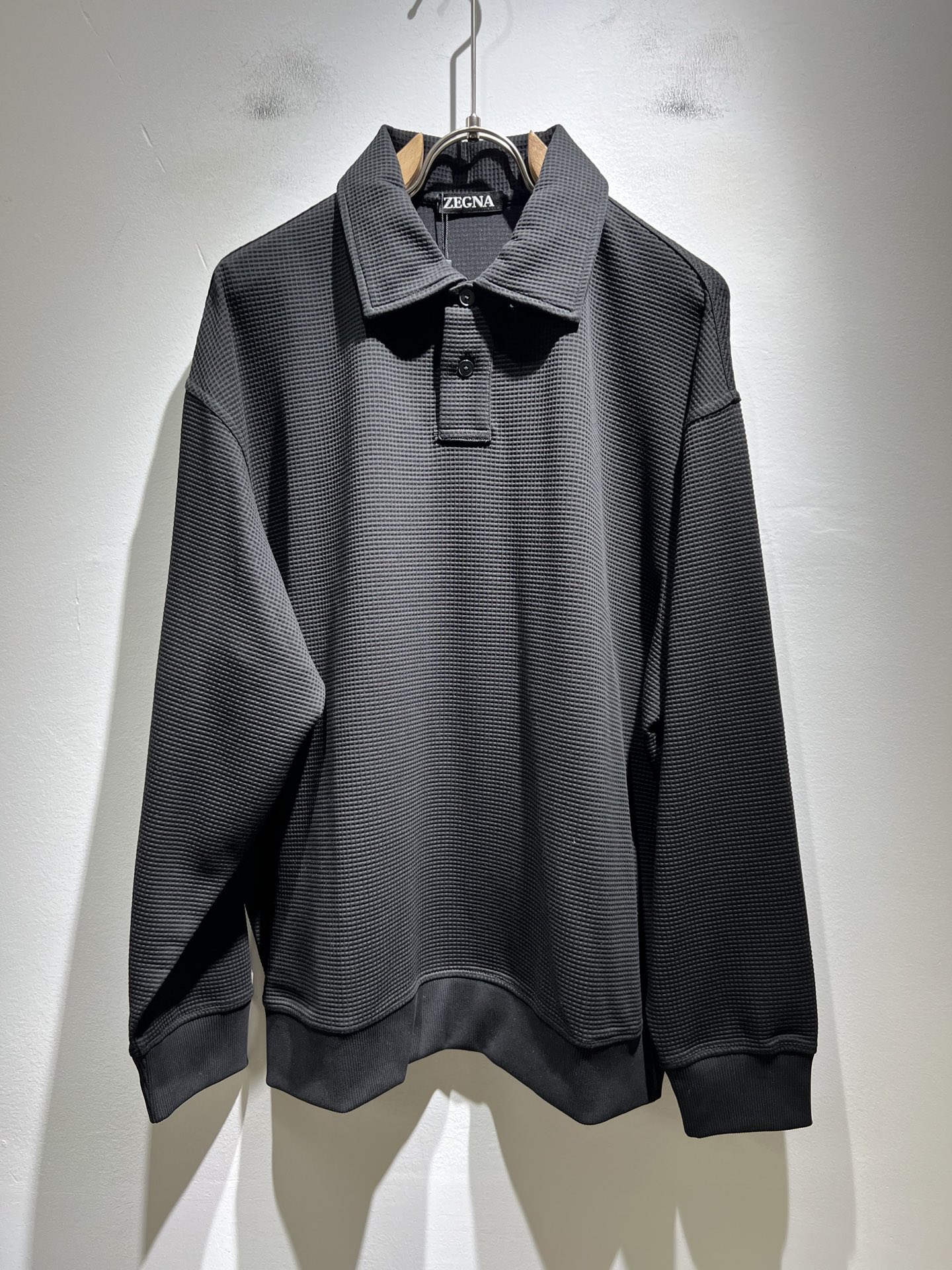 NO:511403,Ermenegildo Zeg*aJia 2025 autumn and winter new men's casual sweatshirt, the finale of the channel goods have appeared!  !  Sold simultaneously at the counter!  It is no exaggeration to say that this trouser is made from the original OEM channel, not a bragging original OEM, but is a product from the domestic ready-to-wear OEM factory officially authorized by Jenia!  Therefore, the ratio of quantity and size is extremely short, so you can earn it if you grab it!  The best trousers in autumn and winter are officially unveiled!  !  !  !  !  !  Zegna's things have always been one of the only essential outfits for successful business people!  Not everyone can easily surpass the brand's high-end style and its own strong aura. No matter which season the style is, it is a standard temperament!  However, the fabric style is between business and daily wear, so there is only Jenya, who focuses on men's business and leisure!  Whether you wear this style in a casual occasion or in a business occasion, you must wear it well and be able to wear it to your own taste!  Pants that give yourself unlimited points!  Size M-2XL, zegna, hoodie, sweatshirts, alexander wang19860909Ermenegildo Zeg*a杰*亚 2025秋冬新款男士休闲卫衣,压轴的渠道货出现了！！柜台同步销售！ 毫不夸张的说,此款裤装是原厂代工渠道的货,并不是吹牛的原厂代工,完全是由杰尼亚官方授权的国内成衣代工厂出来的产品！所以数量跟尺码配比都极度紧缺,抢到就是赚到！秋冬最好的裤装正式揭幕！！！！！！Zegna的东西,从来都是成功商务人士的专属必备行头之一！品牌高级的格调以及自带强大的气场并不是所有人都能轻易凌驾的.无论哪季的款式都是都是气质标配！但是面料版型又介乎于商务休闲跟日常穿着之间,也就只有专注于男装商务休闲的杰尼亚了！不论您是休闲场合穿搭,或者商务场合此款都能搭配的恰到好处要穿,就必须穿好的,能穿出属于自己品味的！给自己无限加分的裤子！尺码M-2XL,,zegna,hoodie,sweatshirts,alexander wang,Men's clothing