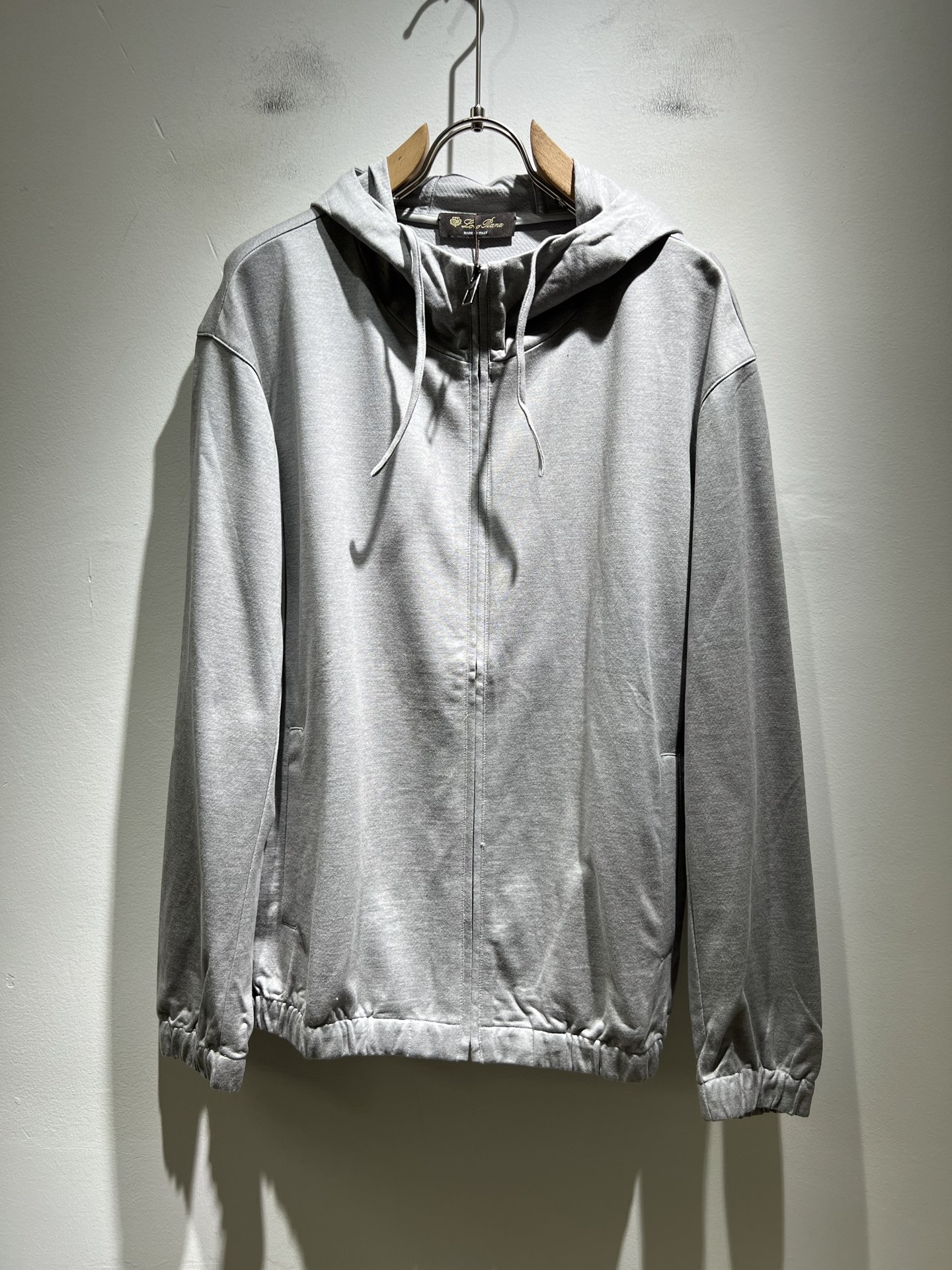 NO:511374,Loro Piana Nouyou Pianya 2025 autumn and winter new men's hooded sweatshirt, foreign trade company order!  Customer-supplied pure cotton and cotton material, one of the classic proprietary fabrics!  The texture is light, soft and delicate, but the shape is straight and stylish!  Adopt multi-layer structure and windproof performance. Details and ultimate luxury... Perfectly interpret high-quality quality. Size M-4XL, loro piana, hoodie, sweatshirts, hats, alexander wang19860909Loro Piana诺悠翩雅 2025秋冬新品男士连帽卫衣,外贸公司订单！客供纯棉棉材质,经典的专有织物之一！ 质地轻盈、触感又柔软细腻、但型态又笔挺有型！ 采用多层结构、具备防风性能. 细节、奢华极致… 完美演绎高品质品相.尺码M-4XL,,loro piana,hoodie,sweatshirts,hats,alexander wang,Men's clothing