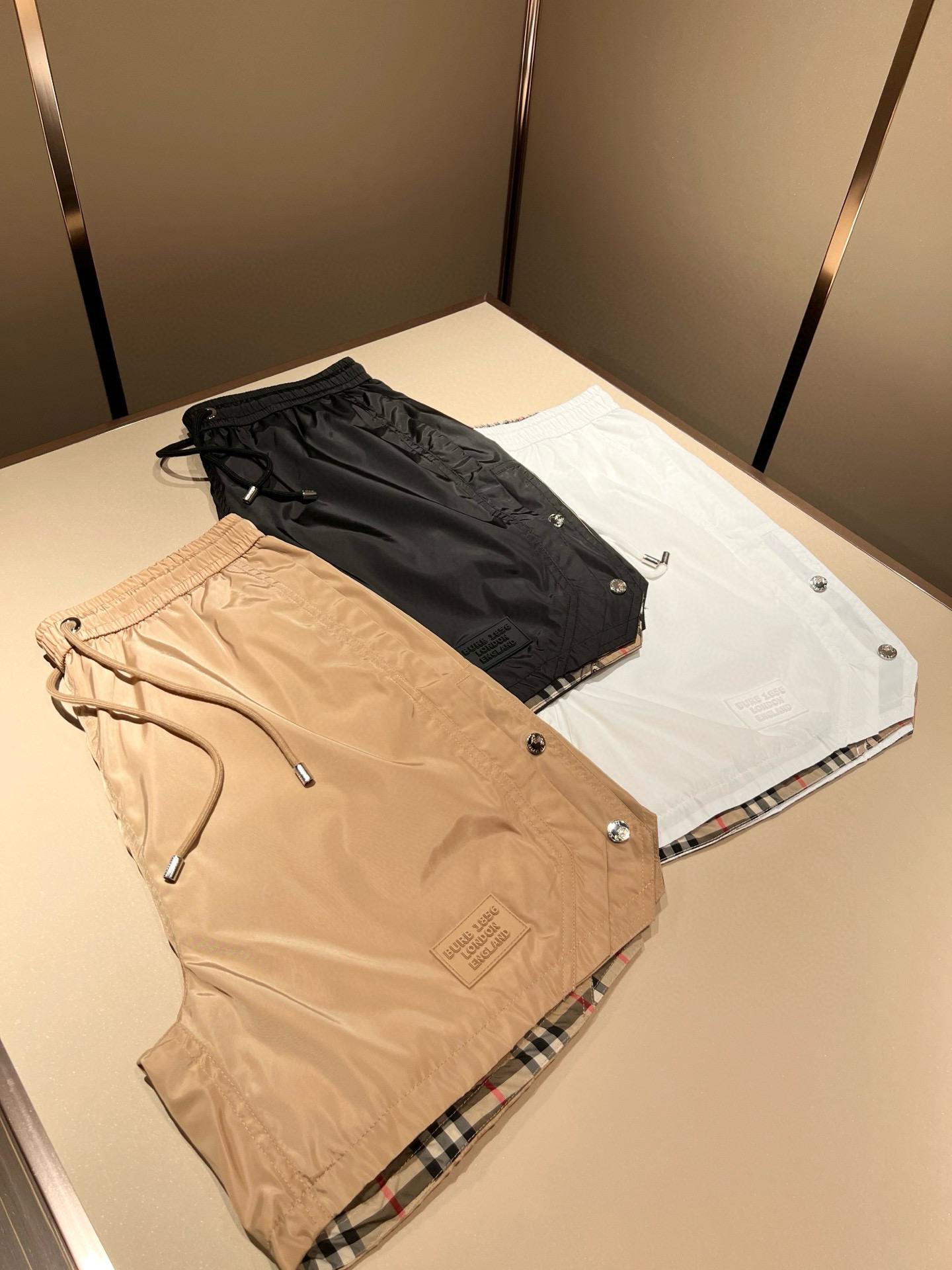 NO:511360,BURBER*Y Ba*li 2025 spring and summer new casual versatile men and women's same casual shorts!  Trading companies have sparse channels and are released on the official website at the same time!  Pants legs logo logo design!  This T-shirt is made of imported polyester fiber material. The materials used by B are still unscrupulous. It is very suitable for wearing in summer. It is skin-friendly and breathable, giving you the most comfortable and comfortable wearing experience!  Very textured and breathable, with a loose basic style cut, perfect for daily casual wear, so hurry up and buy it!  Size M-3XL, Burberry, shorts, tees, t-shirt, alexander wang19860909BURBER*Y巴*莉 2025春夏新款休闲百搭男女同款休闲短裤！贸易公司渠道稀出,同步官网发售！裤腿标识logo图案设计！此款T恤衫甄选客供进口聚酯纤维材质制作而成,B家的用料上依然是无法挑剔的,非常适合夏日里穿着,亲肤透气、给你最极致舒爽的穿着体验！ 非常有质感透气,基础宽松版型裁剪,日常休闲着穿的完美之选,还不赶紧入手！尺码M-3XL,,burberry,shorts,tees，t-shirt,alexander wang,Men's clothing