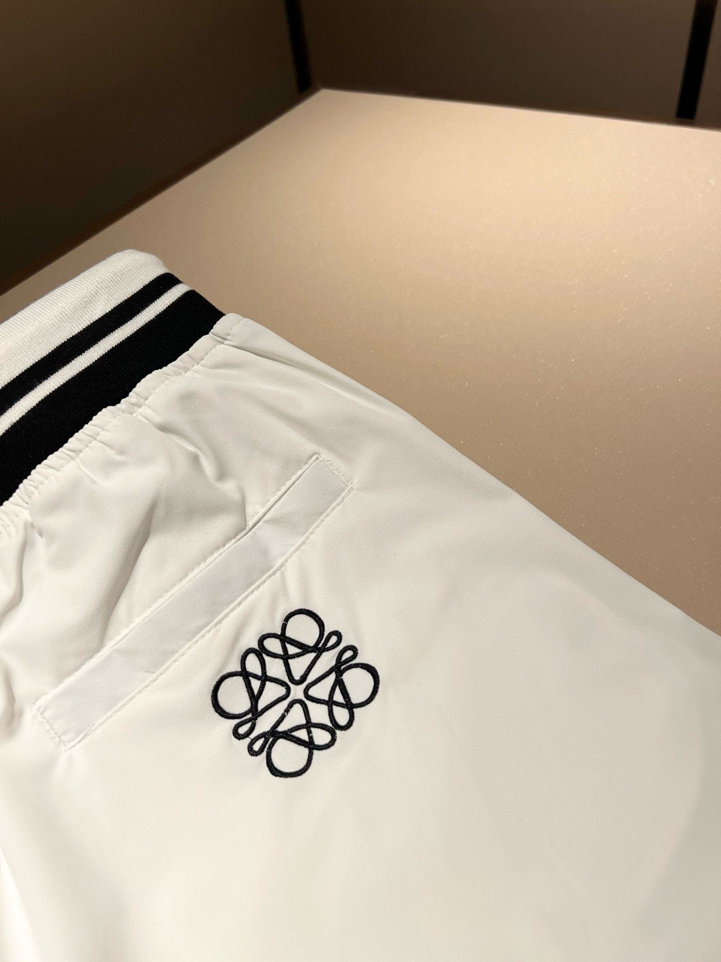   LOE*WE罗*威 2024春夏新款男女同款👫休闲短裤，意大利原厂订单渠道，极具个性高级风，标志lo