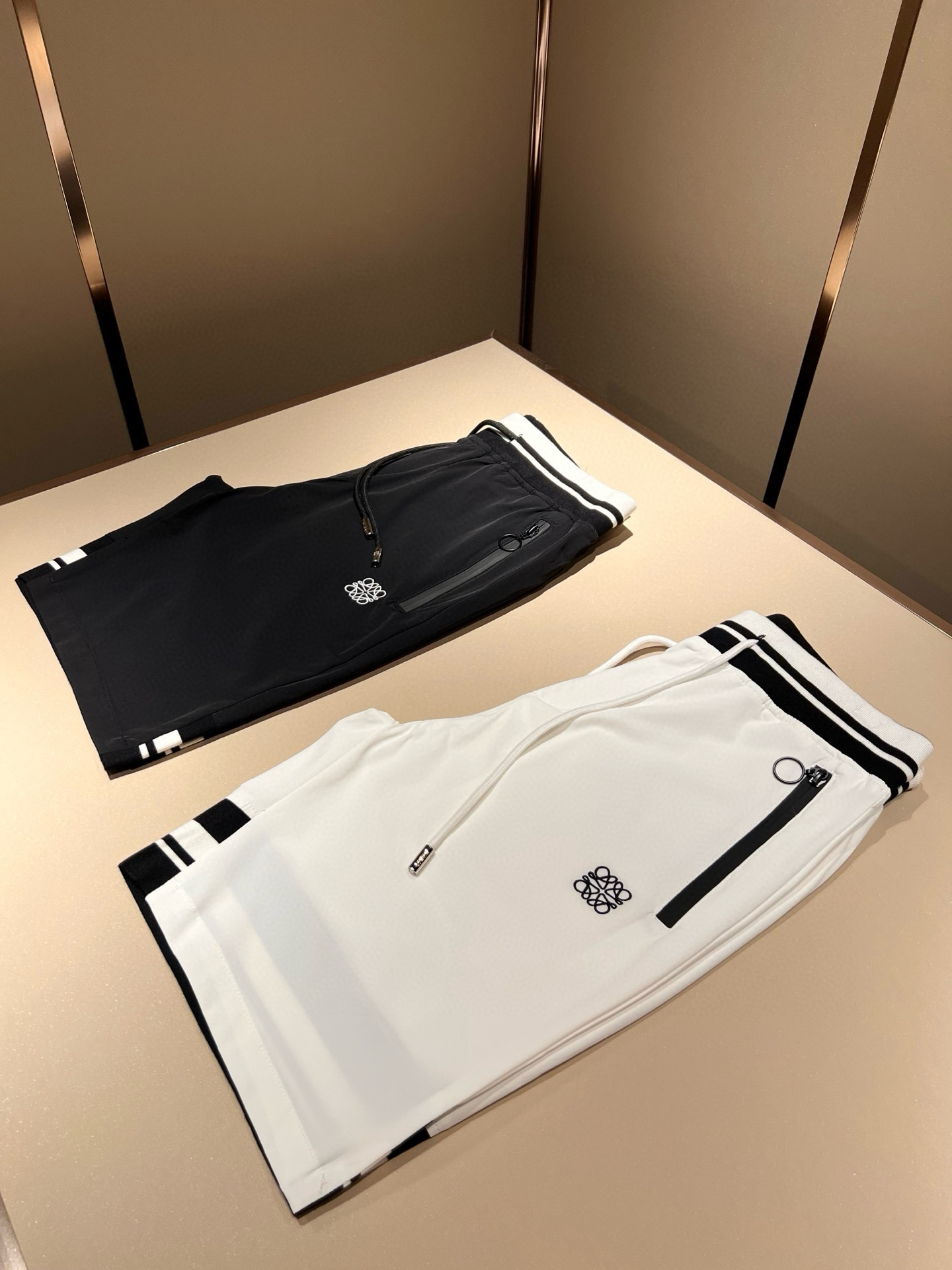   LOE*WE罗*威 2024春夏新款男女同款👫休闲短裤，意大利原厂订单渠道，极具个性高级风，标志lo