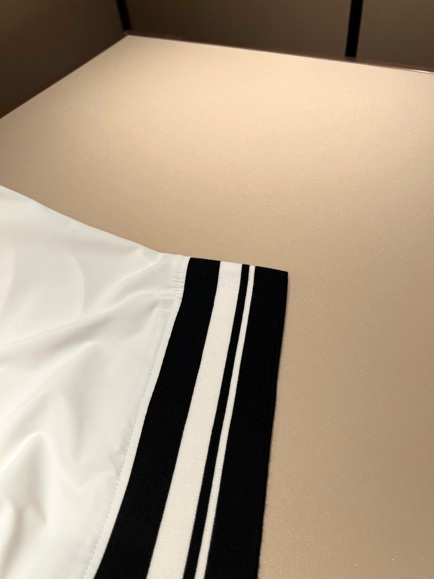   LOE*WE罗*威 2024春夏新款男女同款👫休闲短裤，意大利原厂订单渠道，极具个性高级风，标志lo