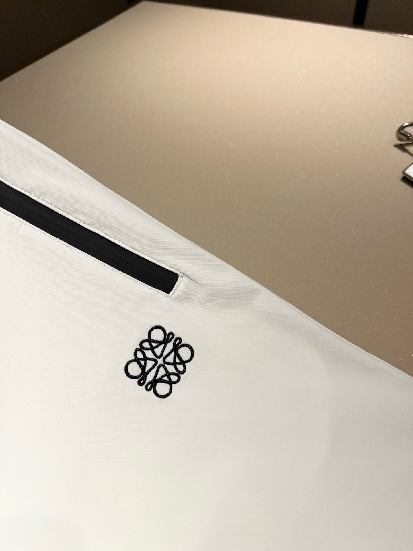   LOE*WE罗*威 2024春夏新款男女同款👫休闲短裤，意大利原厂订单渠道，极具个性高级风，标志lo