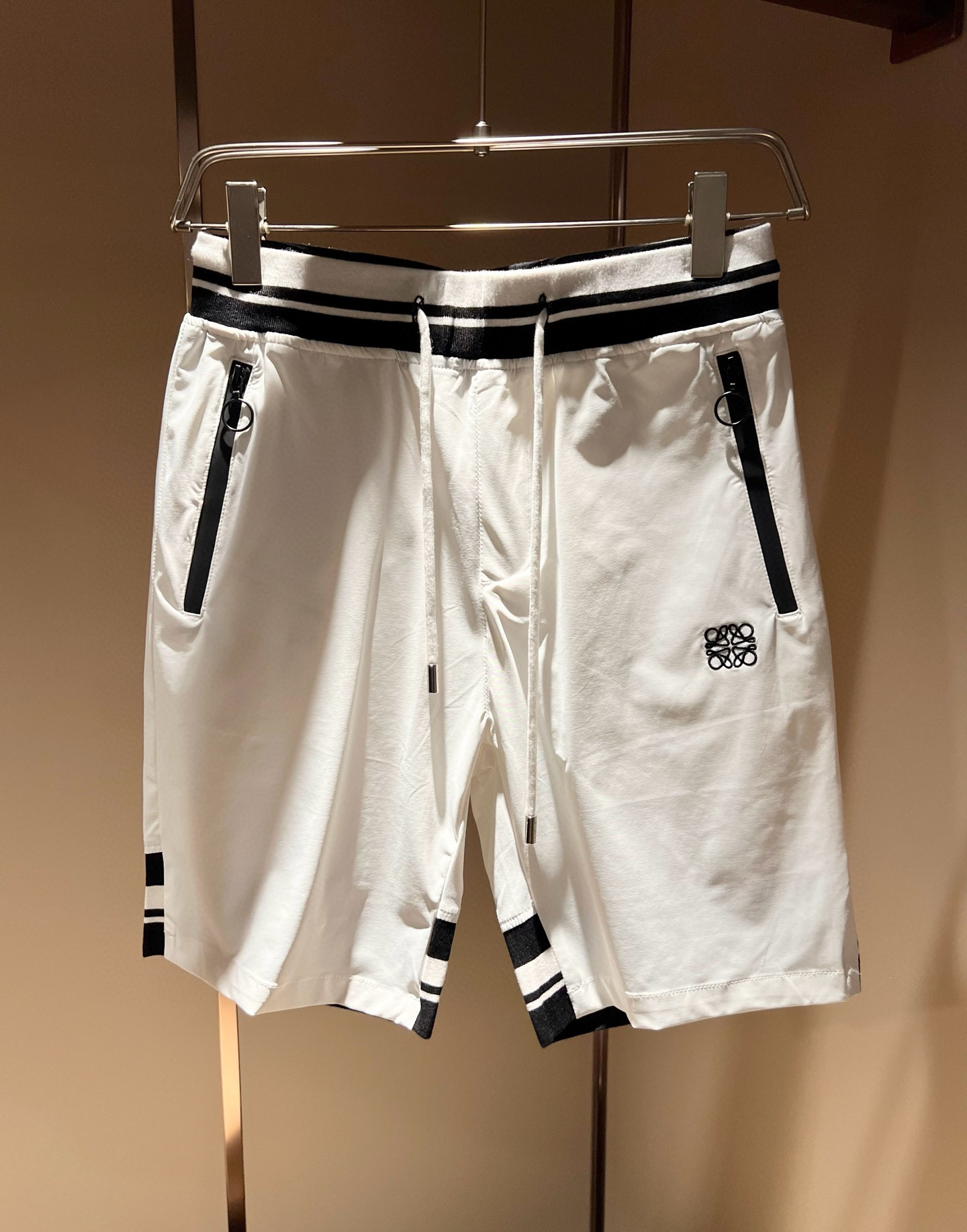   LOE*WE罗*威 2024春夏新款男女同款👫休闲短裤，意大利原厂订单渠道，极具个性高级风，标志lo