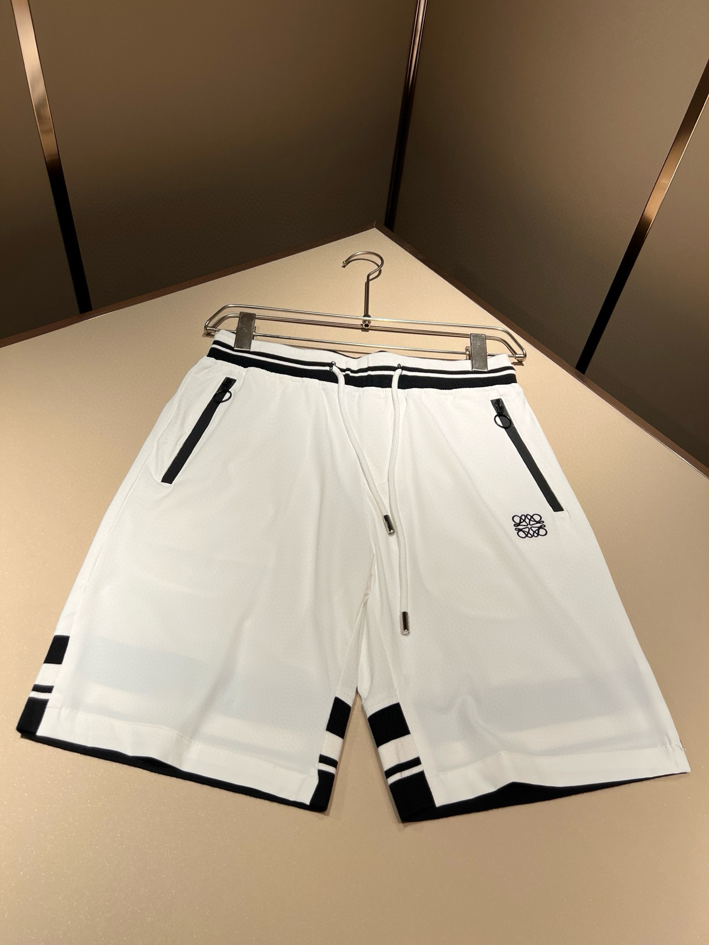   LOE*WE罗*威 2024春夏新款男女同款👫休闲短裤，意大利原厂订单渠道，极具个性高级风，标志lo