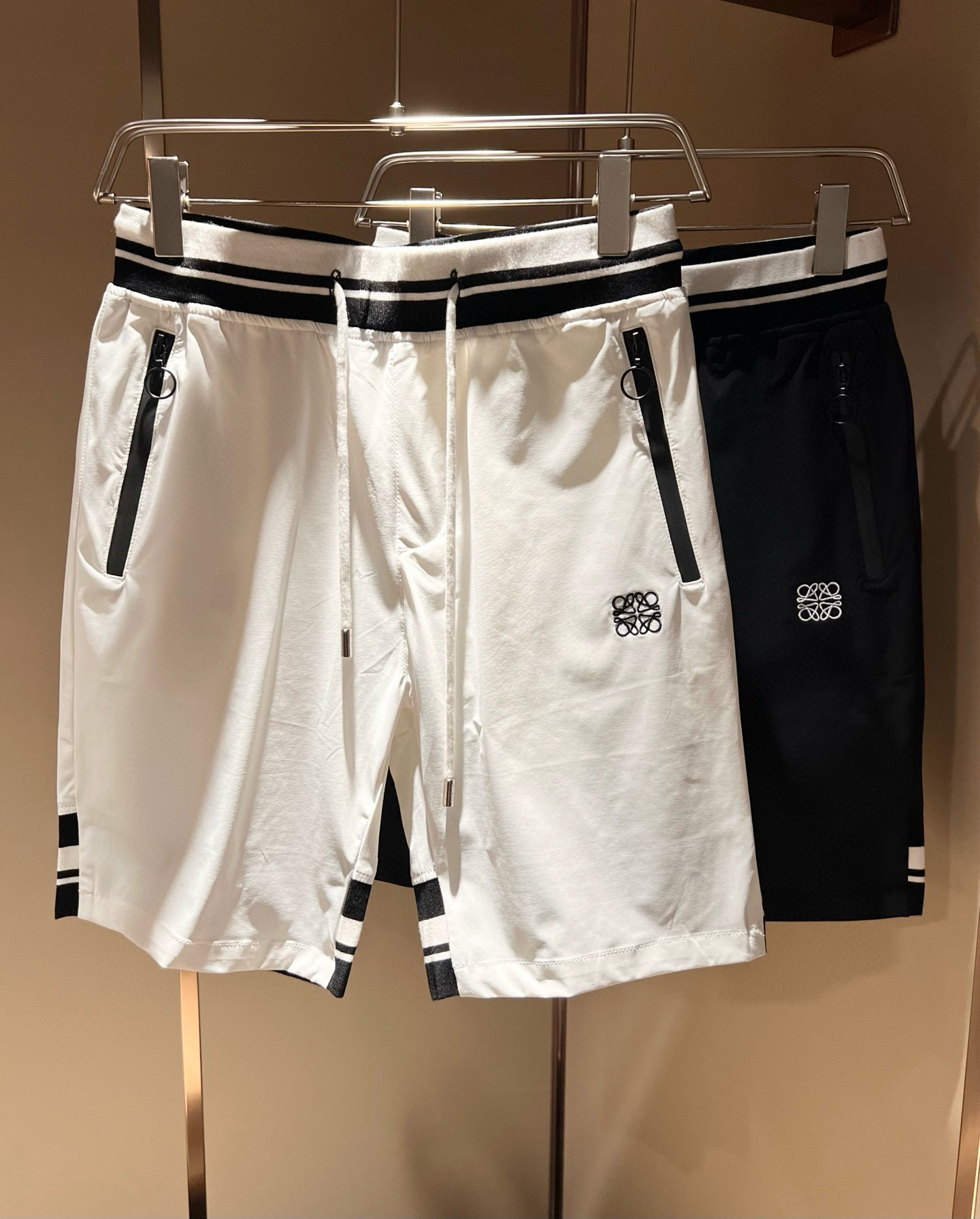   LOE*WE罗*威 2024春夏新款男女同款👫休闲短裤，意大利原厂订单渠道，极具个性高级风，标志lo