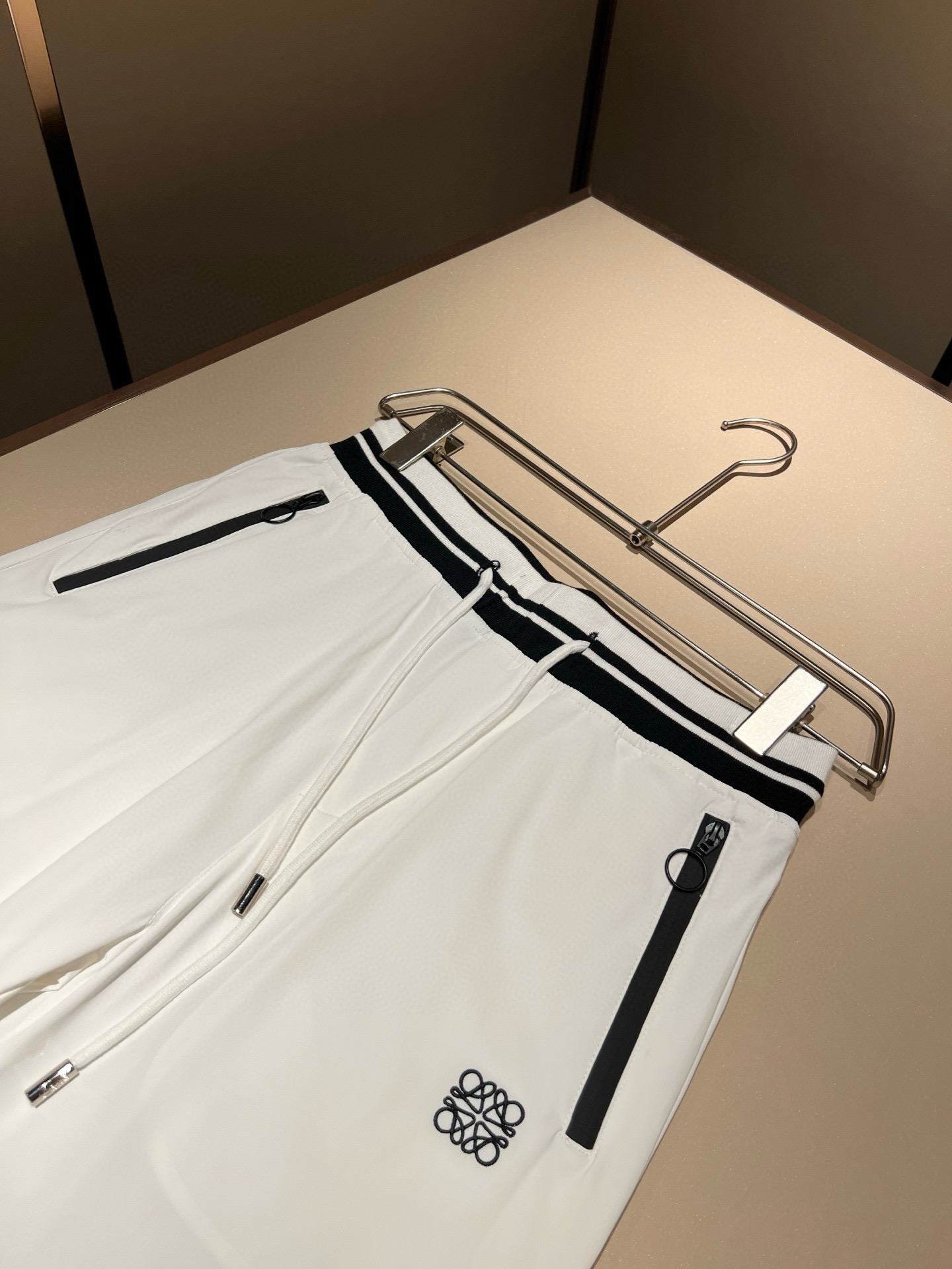   LOE*WE罗*威 2024春夏新款男女同款👫休闲短裤，意大利原厂订单渠道，极具个性高级风，标志lo