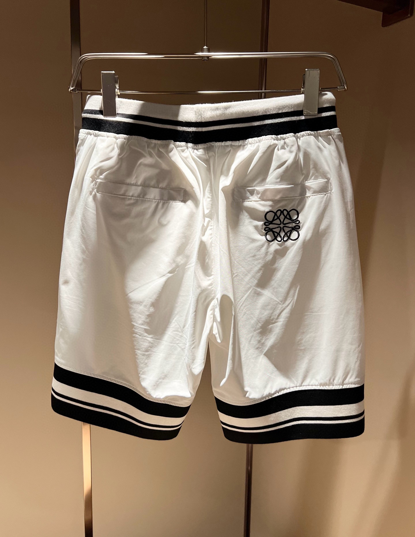   LOE*WE罗*威 2024春夏新款男女同款👫休闲短裤，意大利原厂订单渠道，极具个性高级风，标志lo