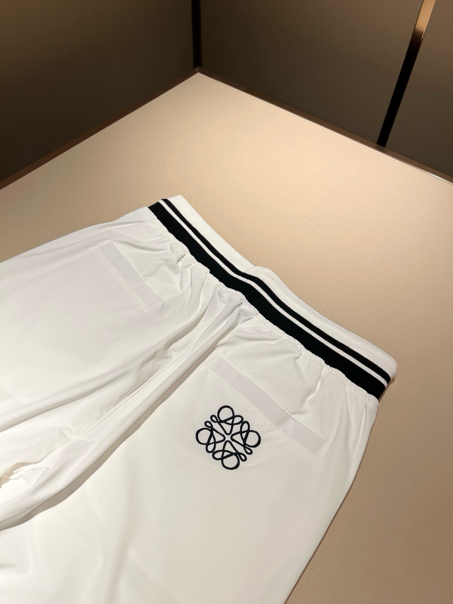   LOE*WE罗*威 2024春夏新款男女同款👫休闲短裤，意大利原厂订单渠道，极具个性高级风，标志lo