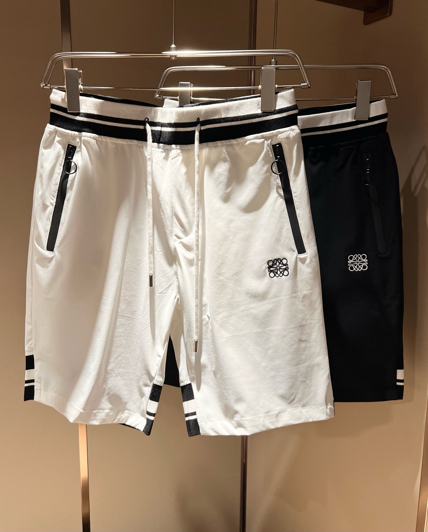 NO:511364,LOE*WE Luo*We Spring and summer new casual shorts for men and women, original Italian order channel, very personalized and high-end style, logo embroidery craft design!  Created with loose and wide style, couples' pure cotton casual shorts!  !  Customized original gram cotton fabric!  The latest fashion trends and popular products are here, and it is another simple and high-end fashion item. It is a fashion product with very high-end outfit charm. It is a must-have item for fashion trends!  Original Italian manufacturer channels, special-level orders, and released at the same time as Hong Kong, Macao and Taiwan buyers. This model is also the latest popular product of Luo Yiweijia this year and the most classic product. Its specifications and grades are beyond doubt!  !  Simple and high-end style items, it goes without saying that this style naturally has a fresh and natural feeling, demonstrating the charm and high-end feeling of the brand. The texture of this style is very in place, and the heavy and brilliant skin-friendly level that can be seen with your hands is even better, and it is a complete enjoyment of wearing!  !  Size: M-3XL, loewe, loewe, shorts, alexander wang19860909LOE*WE罗*威 春夏新款男女同款休闲短裤,意大利原厂订单渠道,极具个性高级风,标志logo刺绣工艺设计！宽松阔版型打造,情侣款纯棉休闲短裤！！定制原版克纯棉面料！最新时尚潮流人气产物驾到,又是一款简约高级的时尚单品,穿搭魅力十分高级不俗的时尚产物 ,时尚潮流必备单品！意大利原厂渠道,特供级别订单,同步港澳台买手店发布,此款也是罗意威家今年的最新人气产物,也是最经典的产物,其规格跟档次更是毋庸置疑！！ 简约高级的款式单品,言而喻此款自然具备那种清新自然的感觉,彰显品牌魅力与高级感,此款的质感十分的到位,用手可以感知的重磅跟出彩亲肤程度更是上佳,十足的穿着享受！！尺码:M-3XL,,loewe,loewe,shorts,alexander wang,Men's clothing