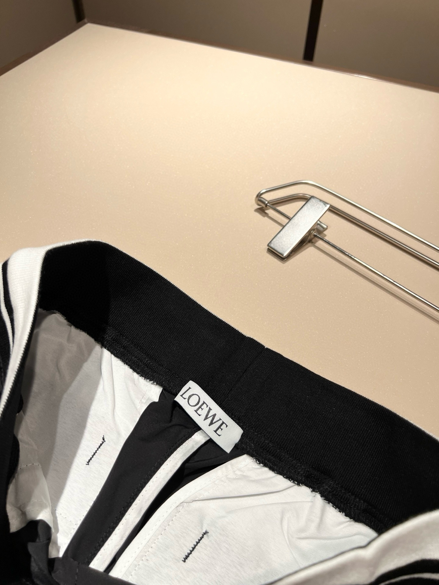   LOE*WE罗*威 2024春夏新款男女同款👫休闲短裤，意大利原厂订单渠道，极具个性高级风，标志lo