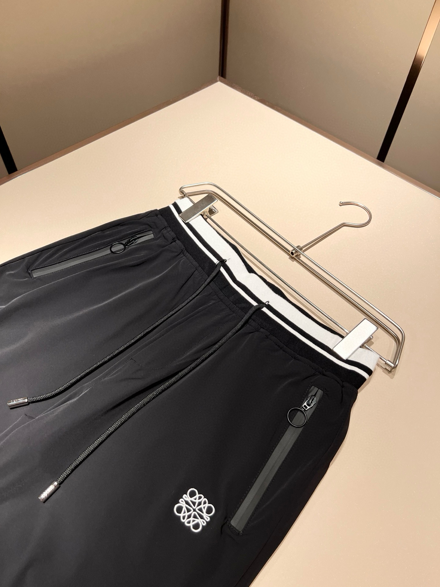   LOE*WE罗*威 2024春夏新款男女同款👫休闲短裤，意大利原厂订单渠道，极具个性高级风，标志lo