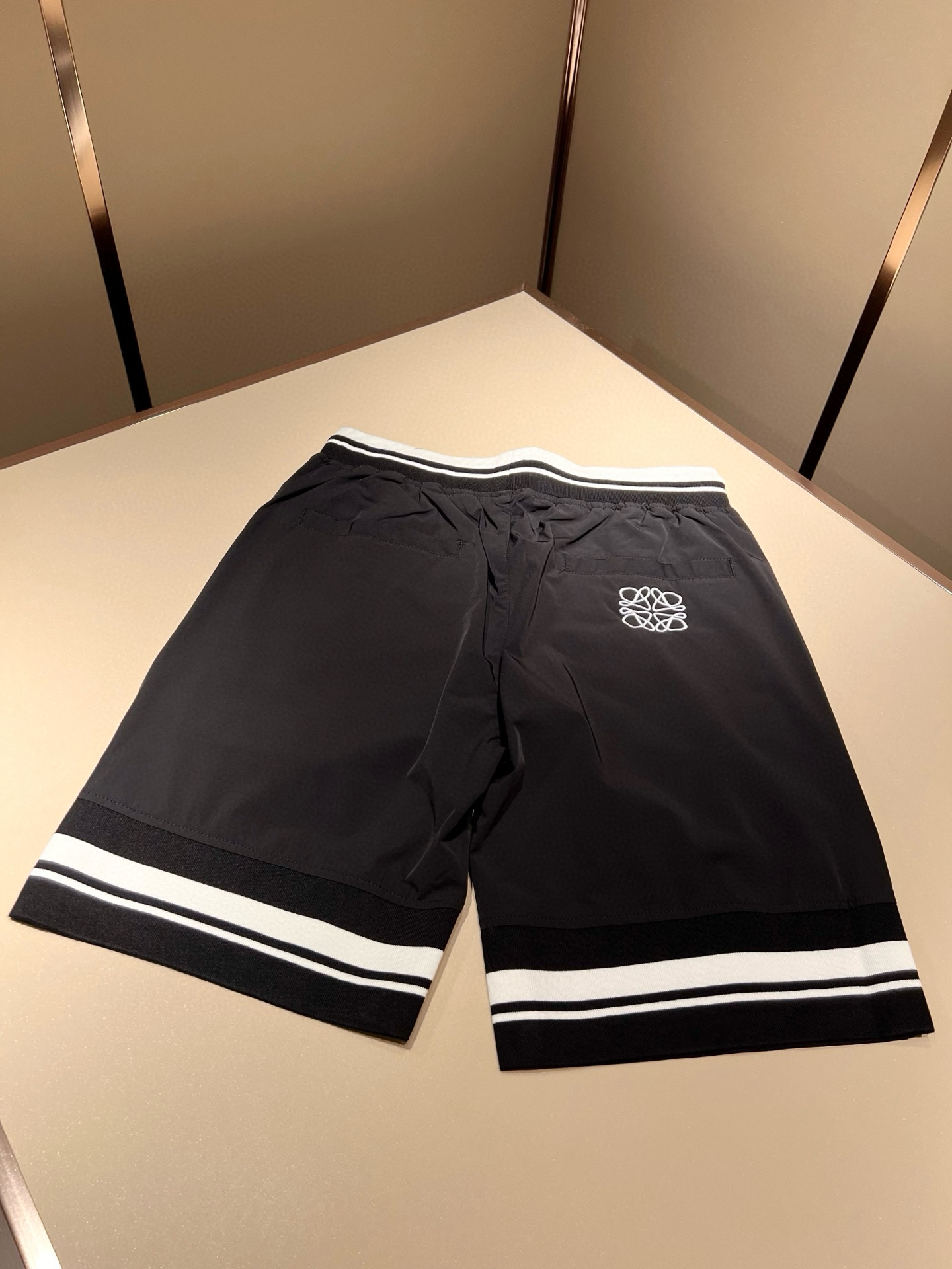   LOE*WE罗*威 2024春夏新款男女同款👫休闲短裤，意大利原厂订单渠道，极具个性高级风，标志lo