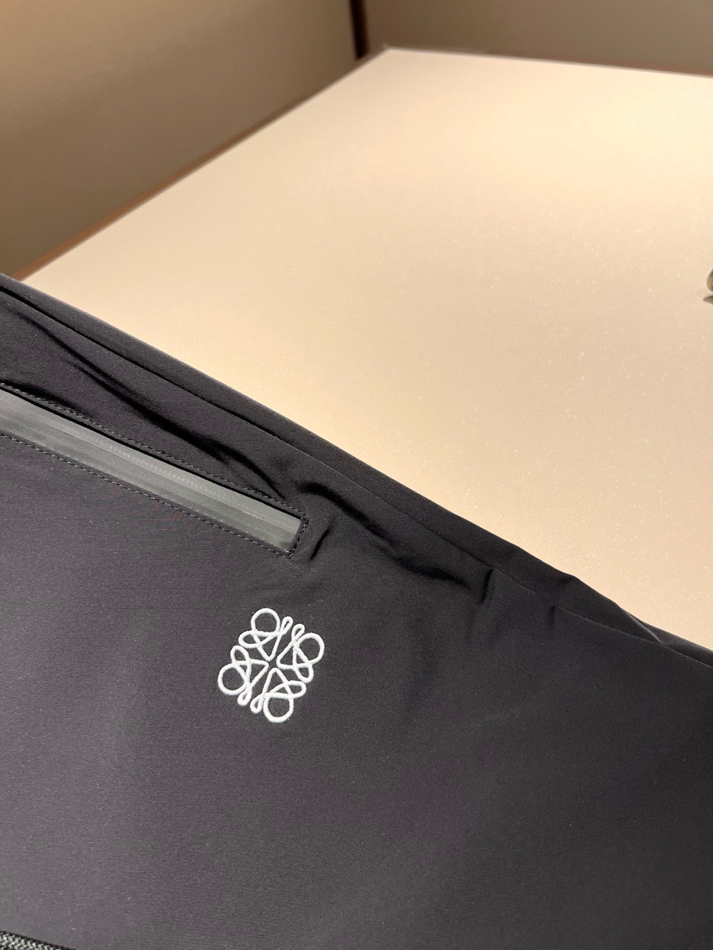   LOE*WE罗*威 2024春夏新款男女同款👫休闲短裤，意大利原厂订单渠道，极具个性高级风，标志lo