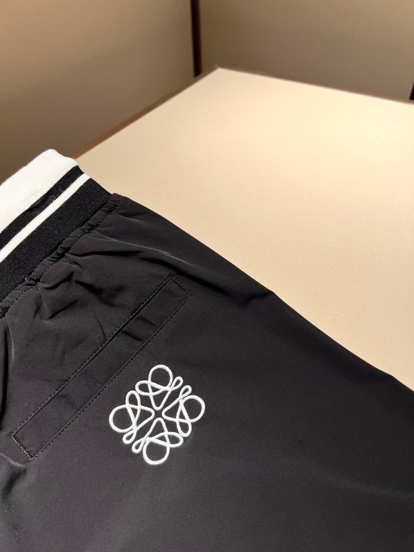   LOE*WE罗*威 2024春夏新款男女同款👫休闲短裤，意大利原厂订单渠道，极具个性高级风，标志lo