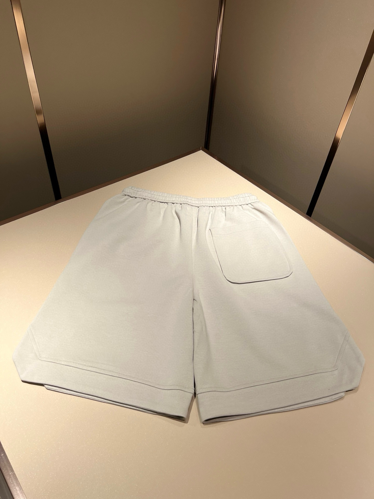  HERM*S爱*仕 2025春夏男士高端休闲短裤，海外贸易公司渠道订单 ！上海恒隆店在售！高级、简约，