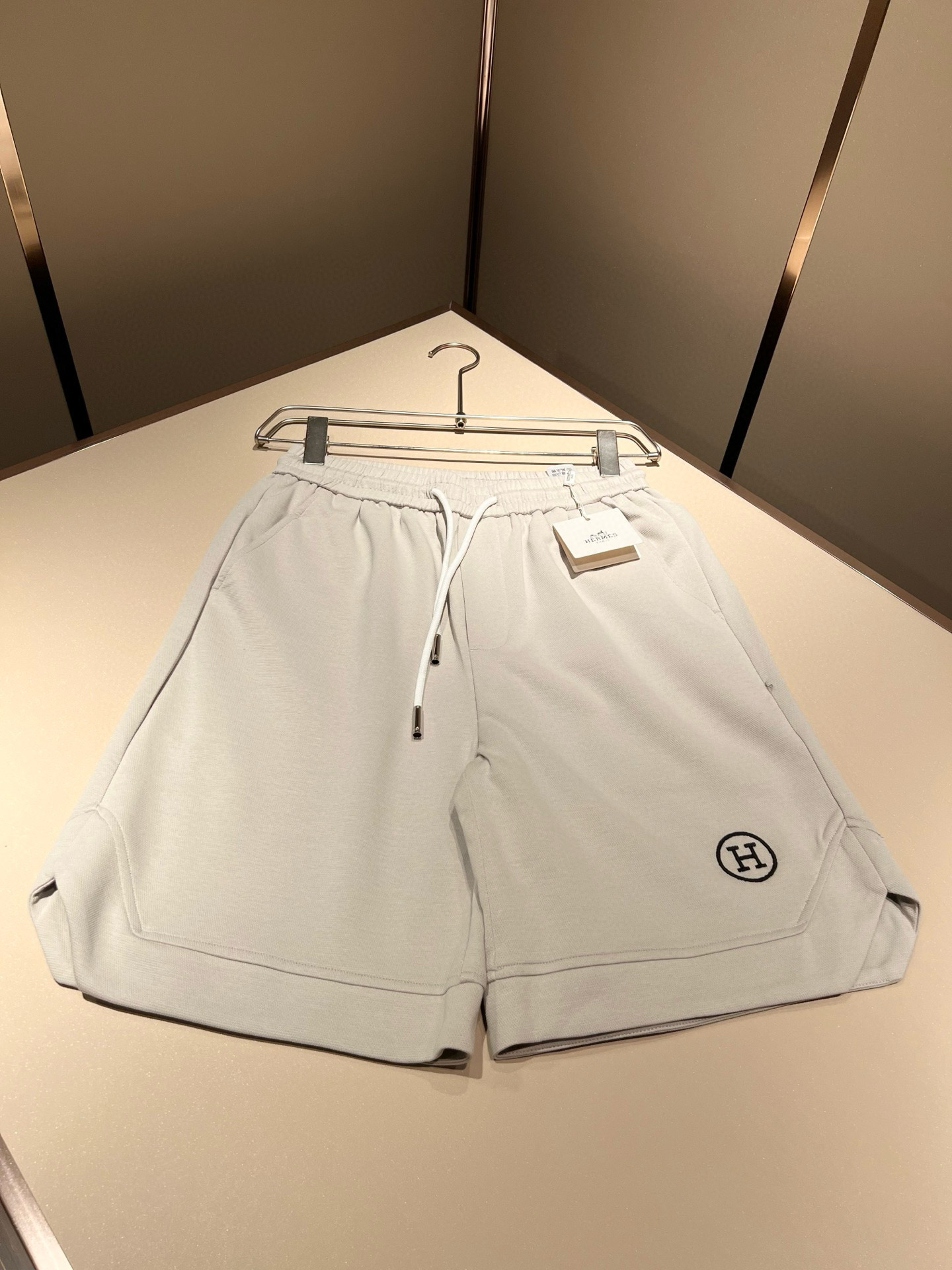  HERM*S爱*仕 2025春夏男士高端休闲短裤，海外贸易公司渠道订单 ！上海恒隆店在售！高级、简约，