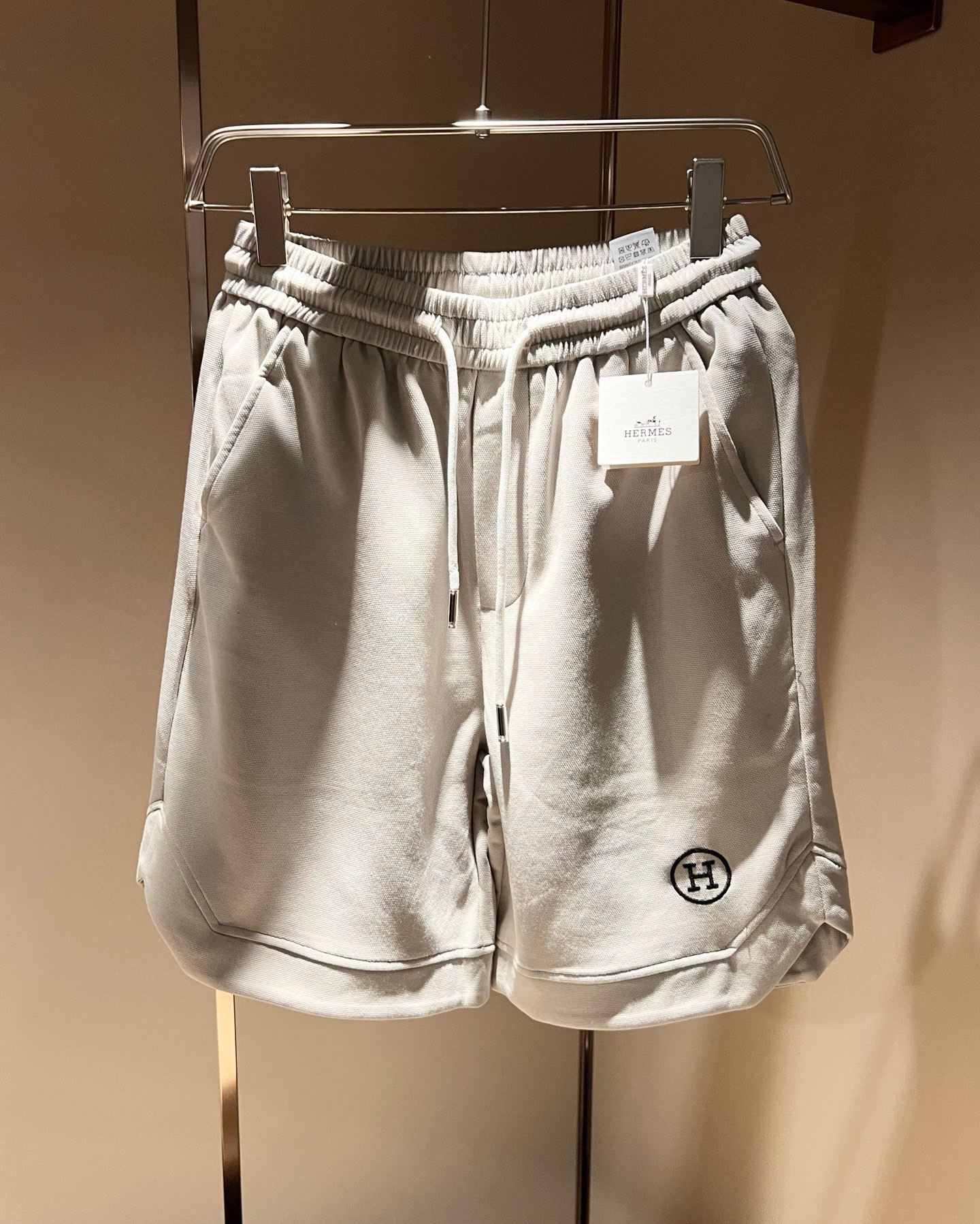  HERM*S爱*仕 2025春夏男士高端休闲短裤，海外贸易公司渠道订单 ！上海恒隆店在售！高级、简约，