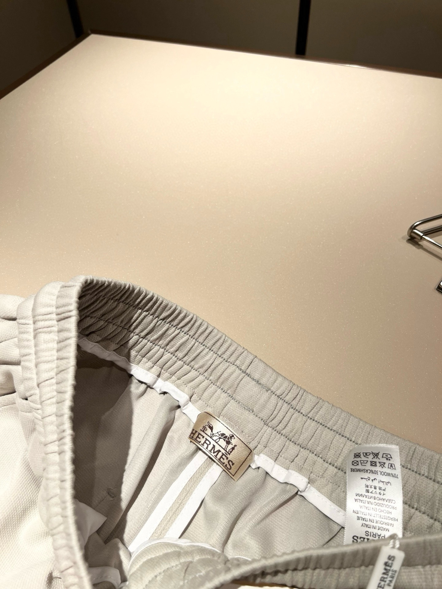  HERM*S爱*仕 2025春夏男士高端休闲短裤，海外贸易公司渠道订单 ！上海恒隆店在售！高级、简约，