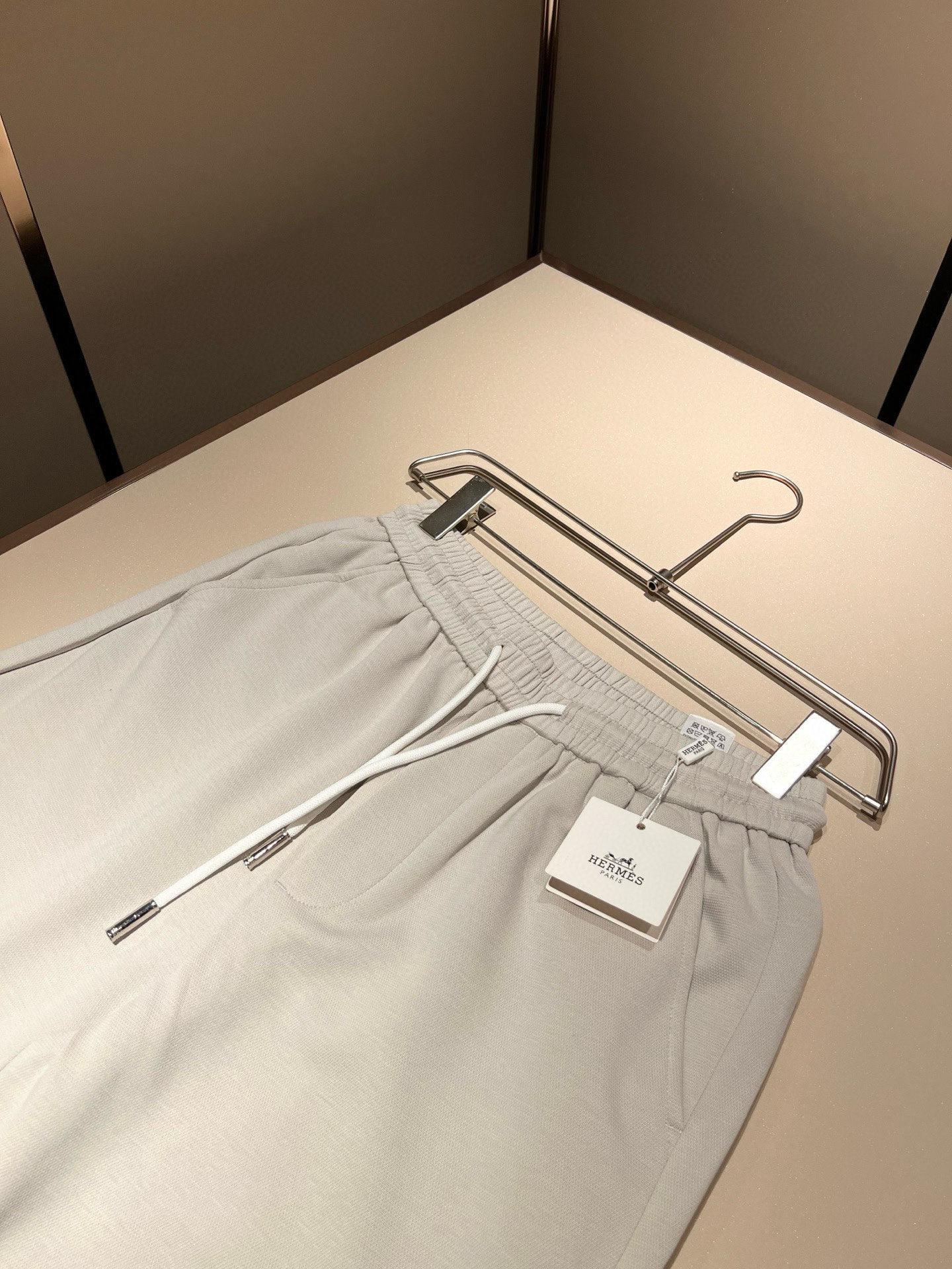  HERM*S爱*仕 2025春夏男士高端休闲短裤，海外贸易公司渠道订单 ！上海恒隆店在售！高级、简约，