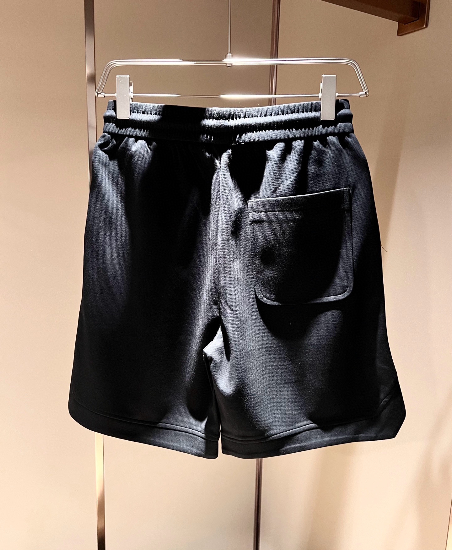  HERM*S爱*仕 2025春夏男士高端休闲短裤，海外贸易公司渠道订单 ！上海恒隆店在售！高级、简约，