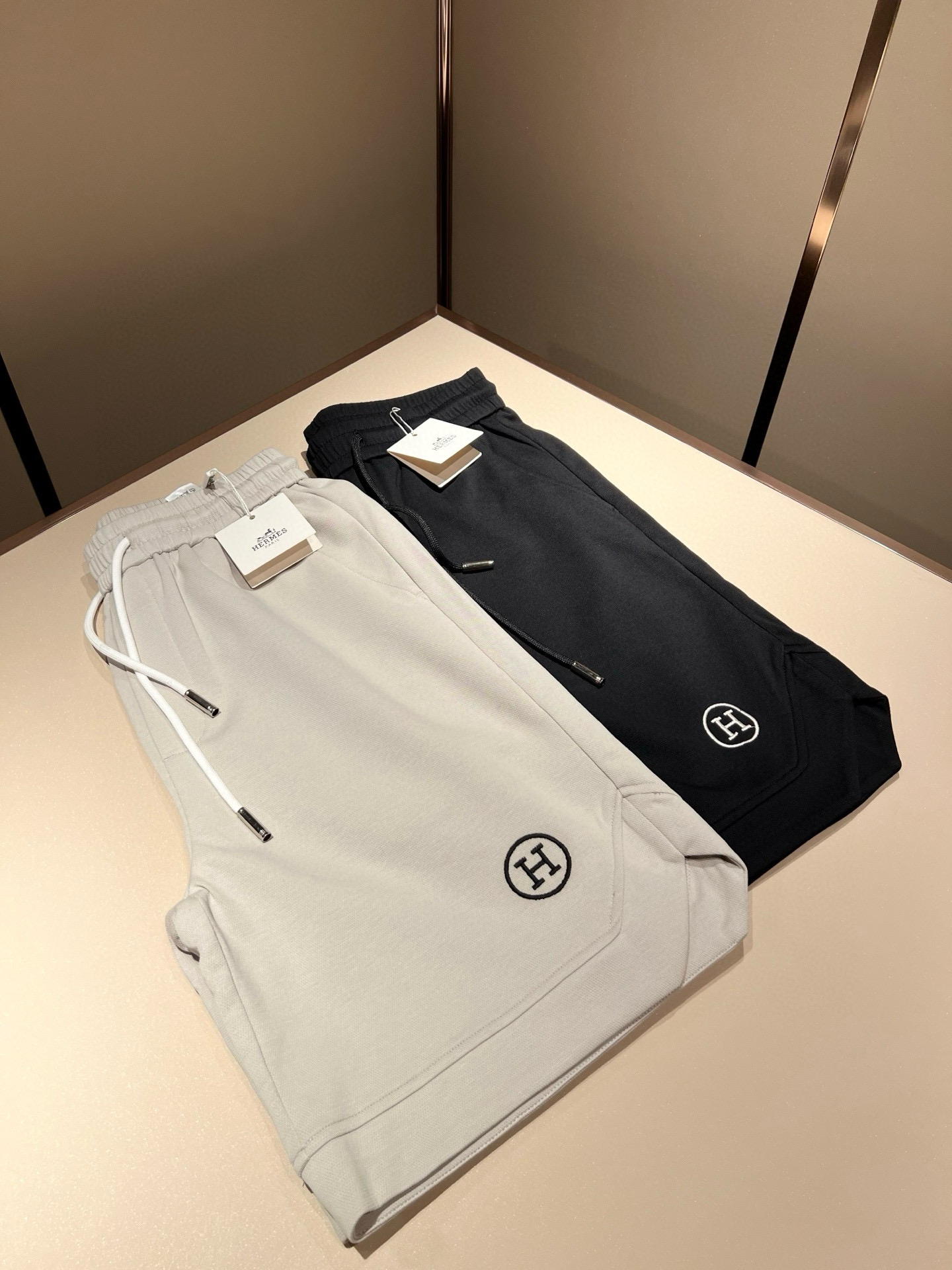  HERM*S爱*仕 2025春夏男士高端休闲短裤，海外贸易公司渠道订单 ！上海恒隆店在售！高级、简约，