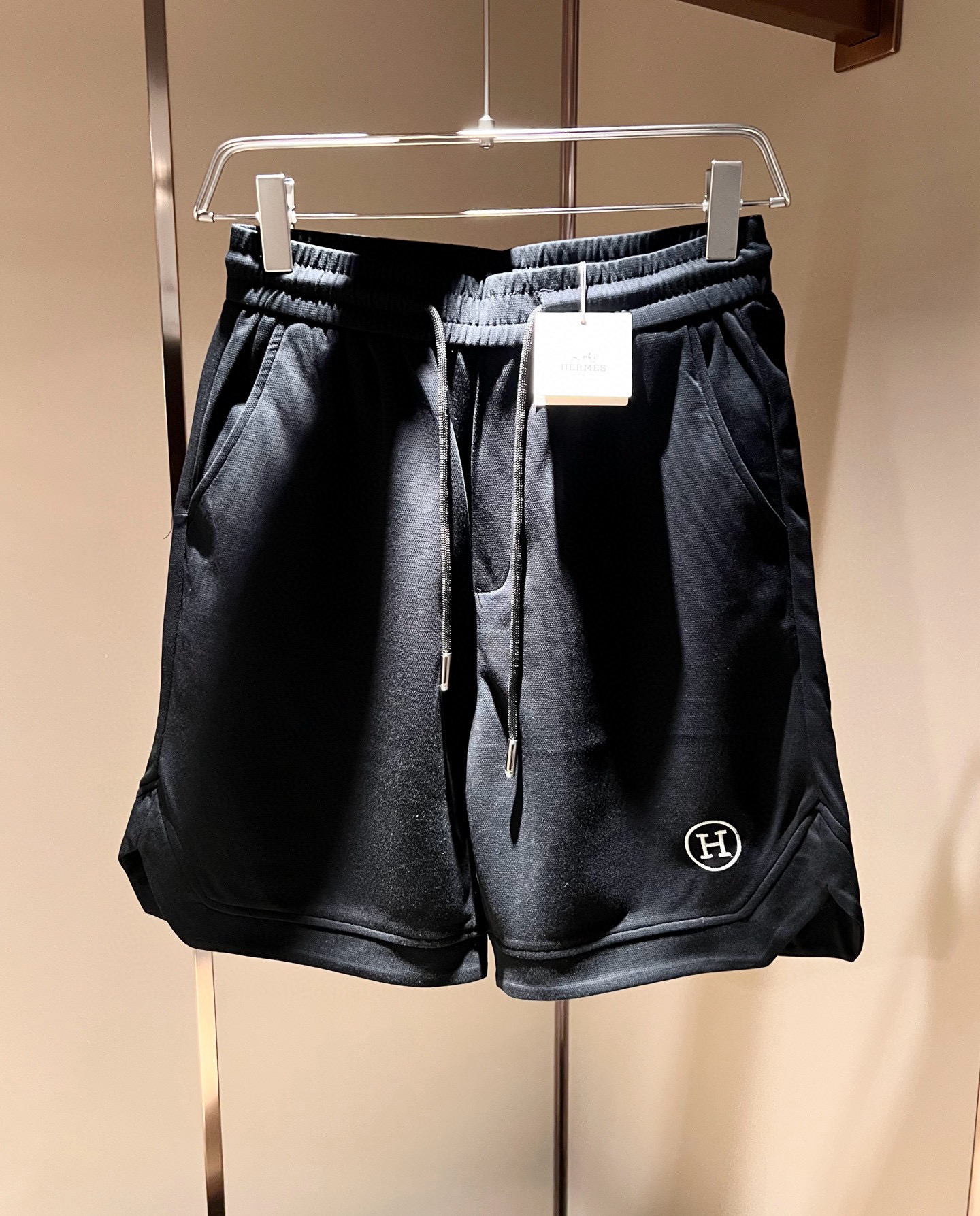  HERM*S爱*仕 2025春夏男士高端休闲短裤，海外贸易公司渠道订单 ！上海恒隆店在售！高级、简约，