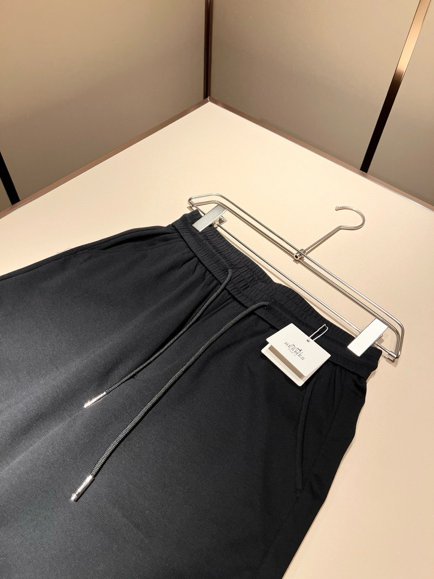  HERM*S爱*仕 2025春夏男士高端休闲短裤，海外贸易公司渠道订单 ！上海恒隆店在售！高级、简约，