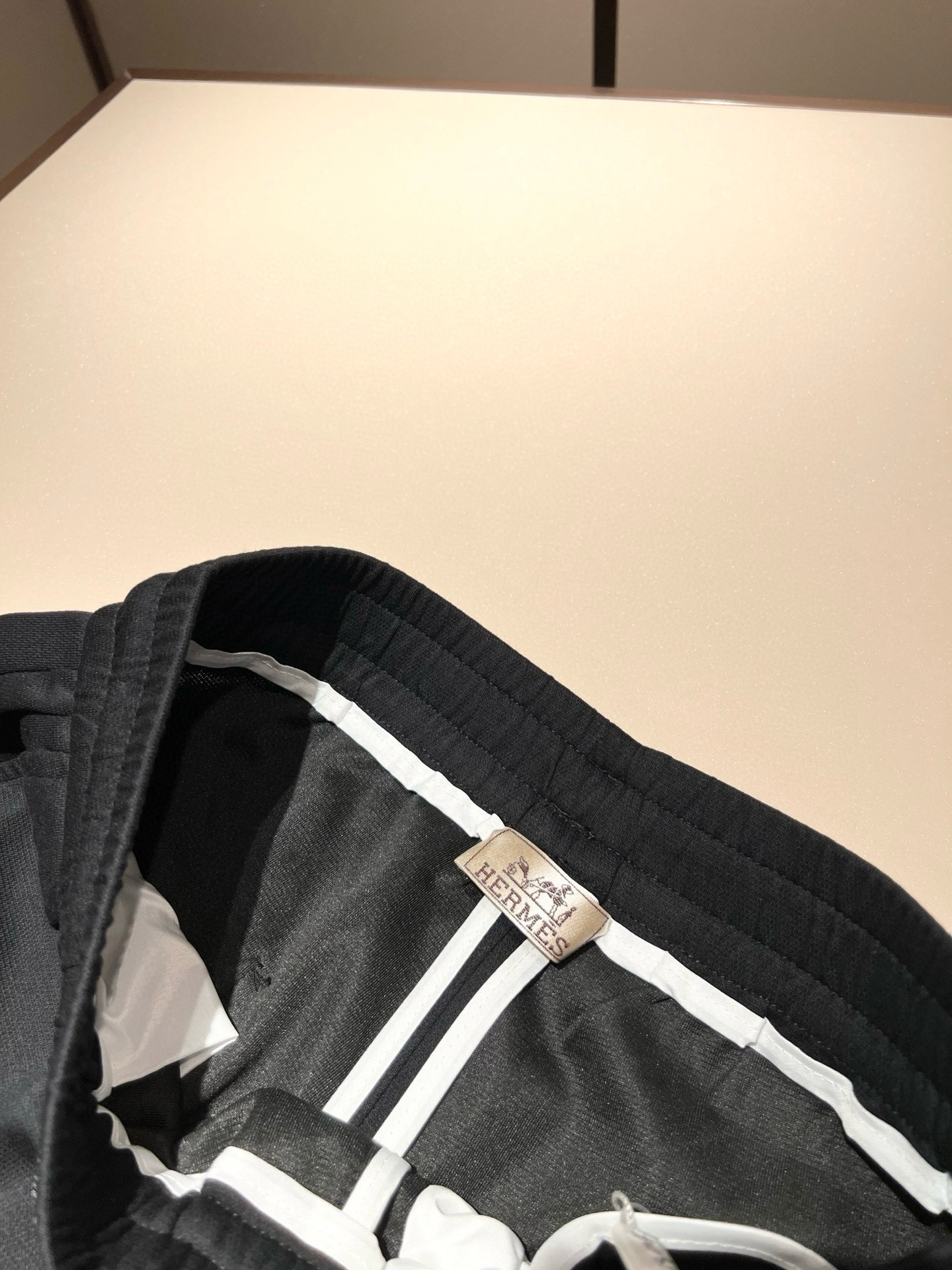  HERM*S爱*仕 2025春夏男士高端休闲短裤，海外贸易公司渠道订单 ！上海恒隆店在售！高级、简约，