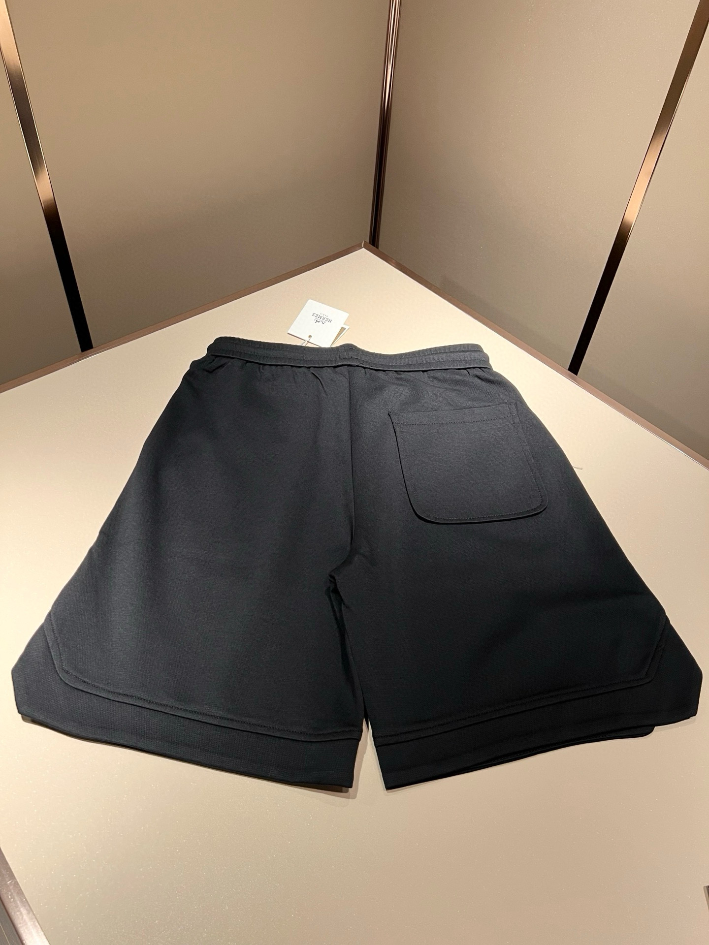  HERM*S爱*仕 2025春夏男士高端休闲短裤，海外贸易公司渠道订单 ！上海恒隆店在售！高级、简约，