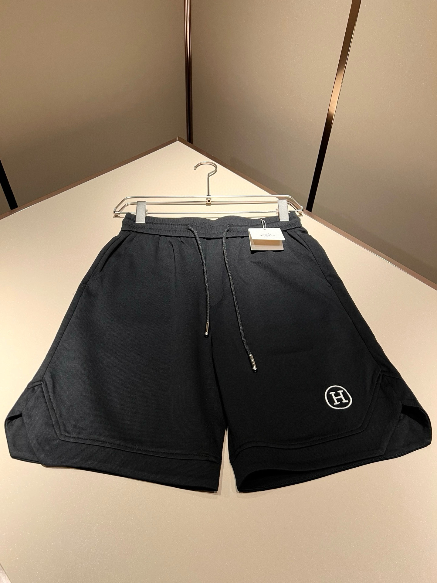  HERM*S爱*仕 2025春夏男士高端休闲短裤，海外贸易公司渠道订单 ！上海恒隆店在售！高级、简约，