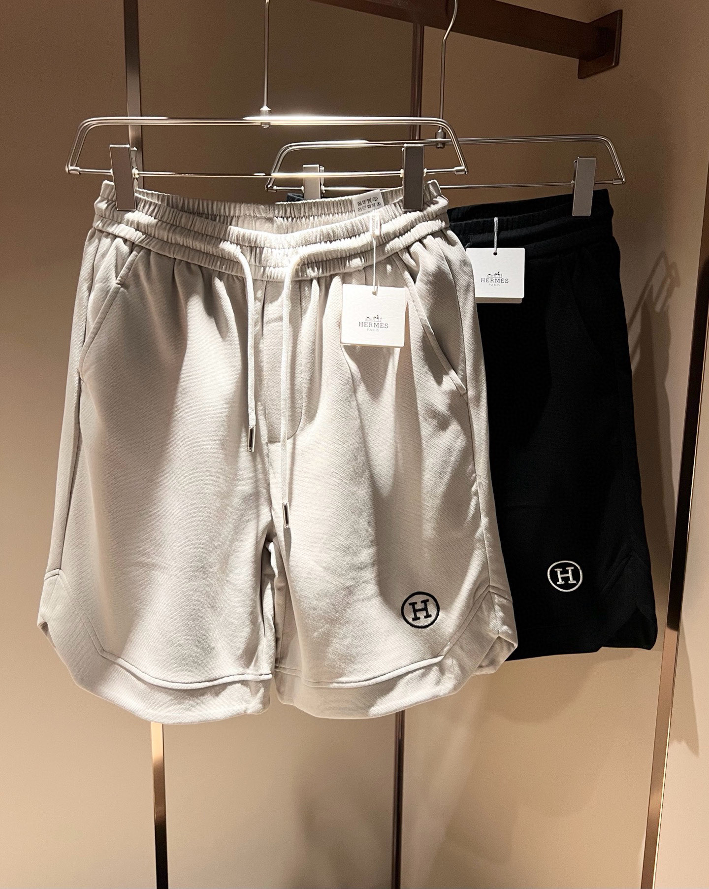 NO:511344,HERM*S AXS 2025 spring and summer men's high-end casual shorts, overseas trading company channel orders!  Shanghai Henglong store is on sale!  It is high-end, simple, and has exquisite craftsmanship and materials. It is very rigorous and demanding in pursuit of quality. It uses every detail to prove its brand image!  The typical essence of H home, the very representative H logo design!  The brand image of H home is perfectly explained, and the brand logo is built. The fabric is perfectly transformed and sublimated. The heavy environmentally friendly plant enzyme washing process has a unique retro style. It is quite outstanding. It is recognized as a universal and versatile color number and can withstand the test of any season.  Well-tailed, clean, refreshing and neat!  Size M-4XL, hermes, shorts, alexander wang19860909HERM*S爱*仕 2025春夏男士高端休闲短裤,海外贸易公司渠道订单 ！上海恒隆店在售！高级、简约,工艺和用料方面都颇为考究,对于品质的追求非常严谨和苛刻,用每一个细节来力证自身品牌形象！H家的典型精髓,极具代表性的H标识logo设计！将H家的品牌形象完美阐释出来,构建出品牌LOGO,面料得到完美蜕变和升华,重磅环保植物酵素水洗工艺,肌理有着独特的复古风格,相当出彩,公认的万能百搭色号,经得住任何季节的考验配色！剪裁精良,干净清爽且利落！尺码M-4XL,,hermes,shorts,alexander wang,Men's clothing