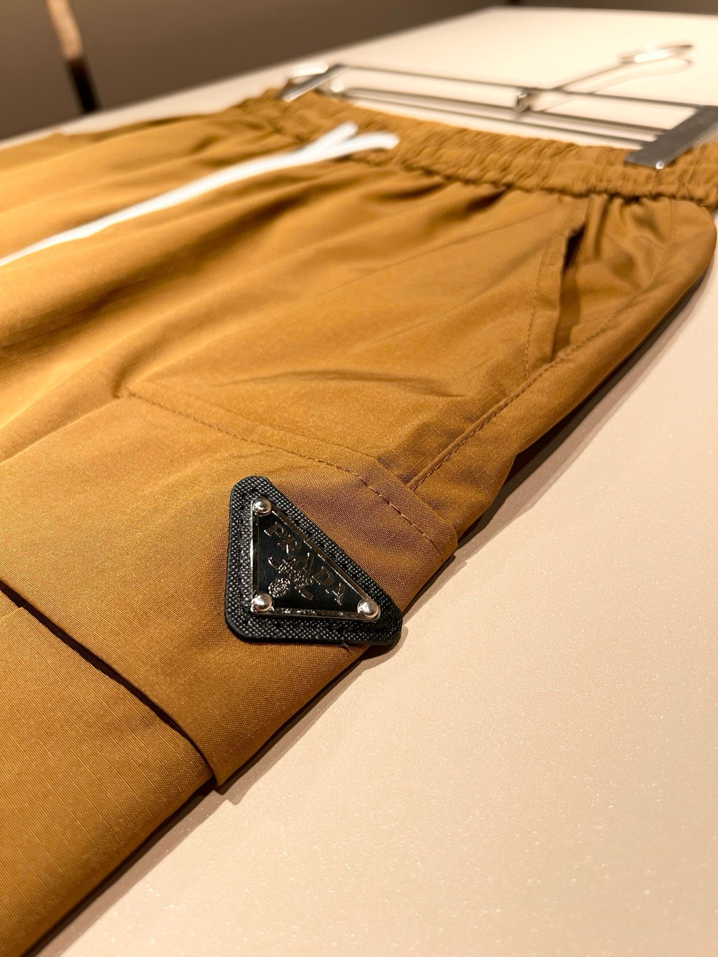    PRA*DA普*达 2025春夏新款男士休闲短裤，高端品质之选……一款休闲裤兼备的百搭裤装，也是男