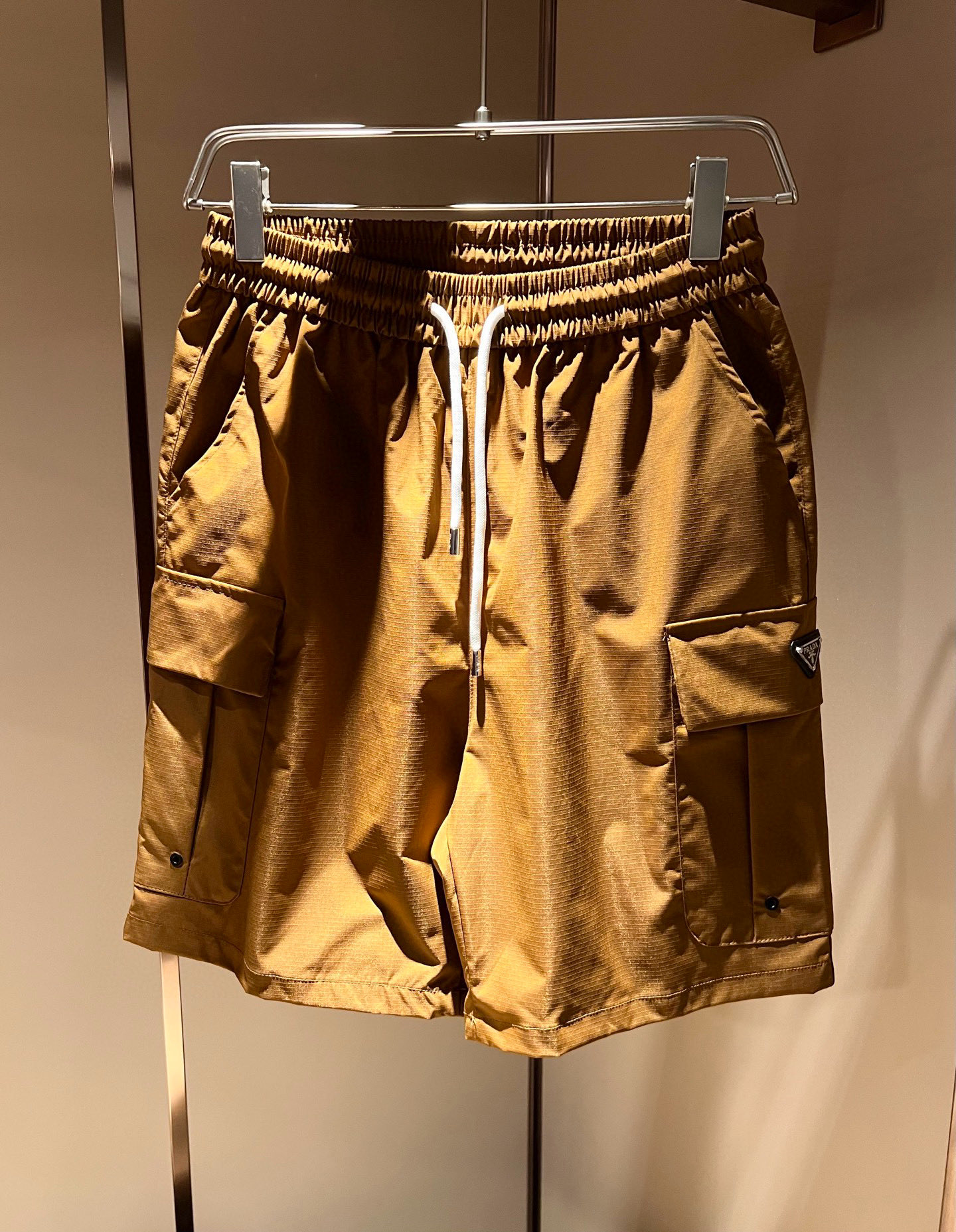    PRA*DA普*达 2025春夏新款男士休闲短裤，高端品质之选……一款休闲裤兼备的百搭裤装，也是男