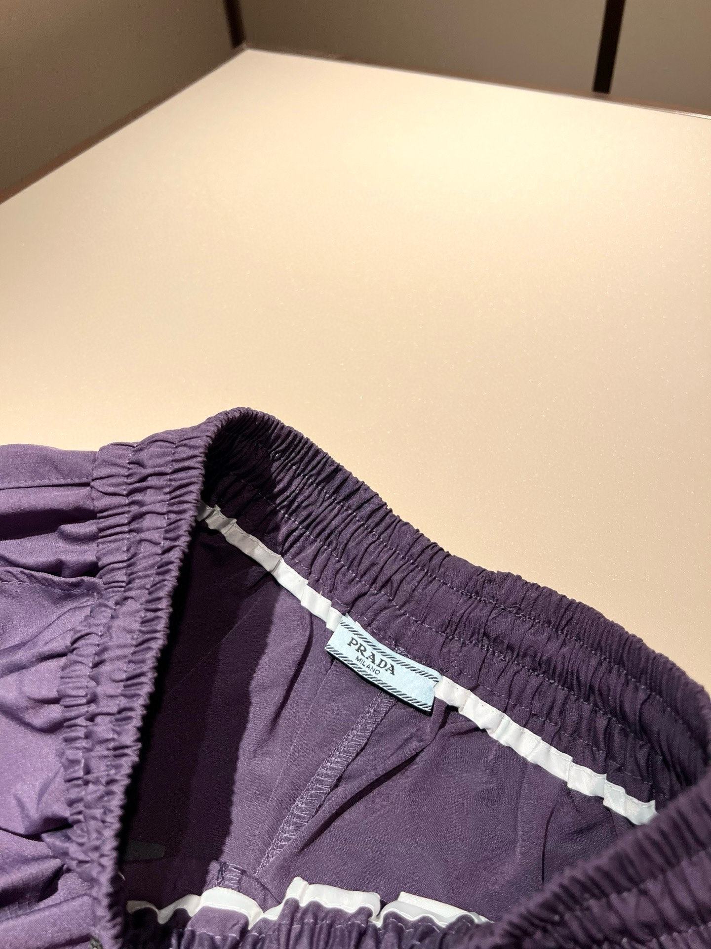    PRA*DA普*达 2025春夏新款男士休闲短裤，高端品质之选……一款休闲裤兼备的百搭裤装，也是男