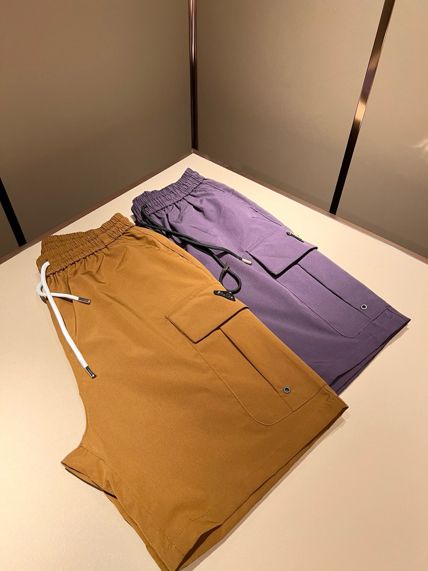    PRA*DA普*达 2025春夏新款男士休闲短裤，高端品质之选……一款休闲裤兼备的百搭裤装，也是男