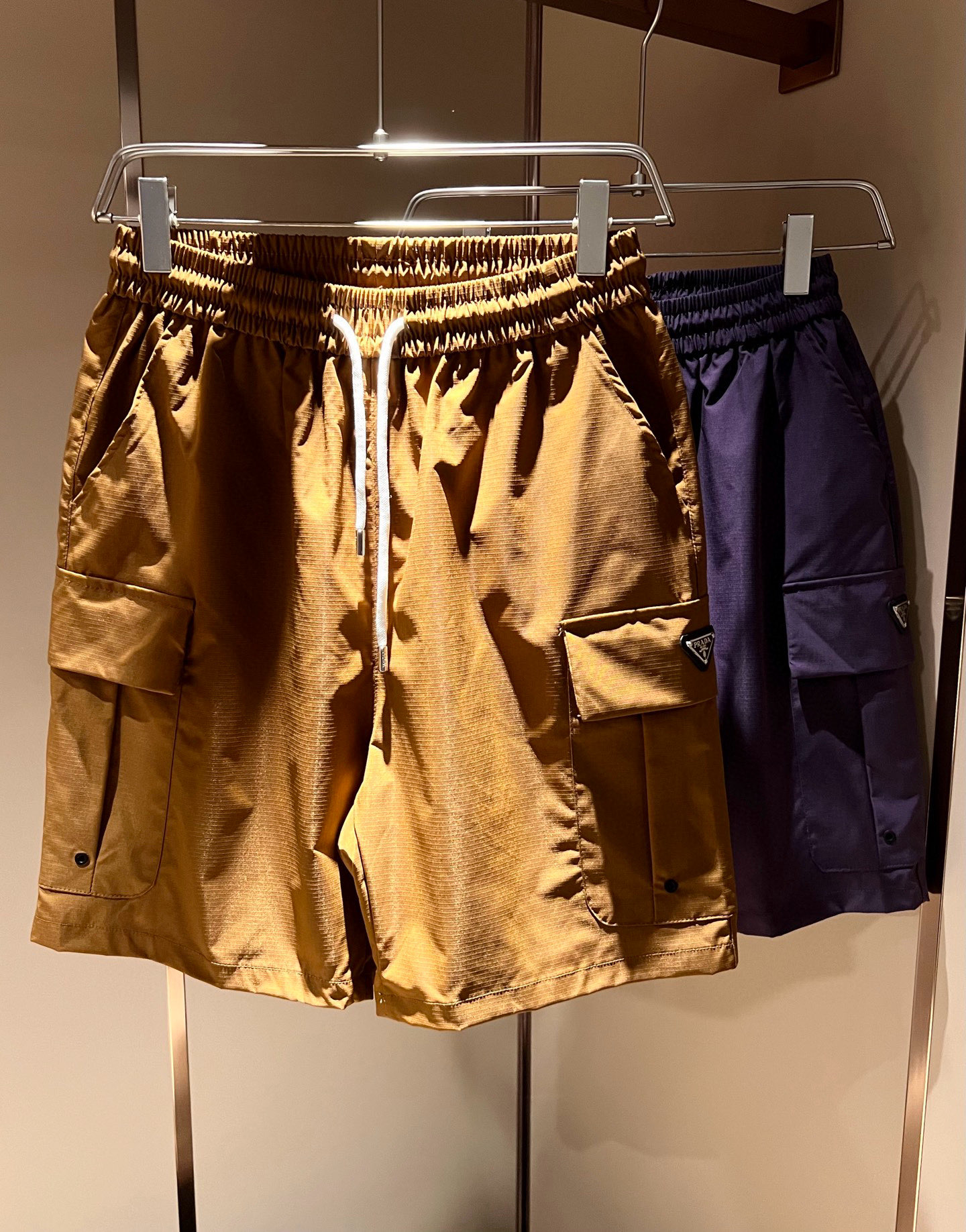 NO:511347,PRA*DA Pu*da 2025 spring and summer new men's casual shorts, a high-end quality choice... A versatile trousers that combine casual pants is also an indispensable matching tool in men's wardrobe. It is a classic style with practical wear!  The design style of the whole casual pants is simple and fashionable, which is very consistent with the low-luxury style setting, has excellent skin-friendly value, is easy to wear, and is full of detail!  Classic logo logo pattern hardware design!  This trousers are made of high-quality canvas cotton fabric. The fabric is comfortable, soft and delicate, and has a good vertical feeling. It looks very textured and has a high-end charm. The first-class and exquisite style cut, the line is delicate, smooth and neat, and the casual and casual pants look good no matter how you match it. If you like it, buy it now. Good products are not waiting for anyone!  Size M-4XL, prada, shorts, alexander wang19860909PRA*DA普*达 2025春夏新款男士休闲短裤,高端品质之选……一款休闲裤兼备的百搭裤装,也是男士衣橱里不可缺少的搭配神器,属于实穿型的经典款式！整条休闲裤的设计风格简洁时尚,非常符合低奢的风格设定,亲肤值优越,穿着方便,细节感十足！经典标识logo图案五金设计！此款裤装采用优质帆布棉面料打造而成,面料舒服,手感柔软细腻,有着很好的垂直感,看上去非常有质感,细品高级韵味十足.一流精湛的版型裁剪,走线细致平顺工整,休闲随意怎么搭配都好看的裤装,喜欢的赶紧入手吧,好货可不等人！尺码M-4XL,,prada,shorts,alexander wang,Men's clothing