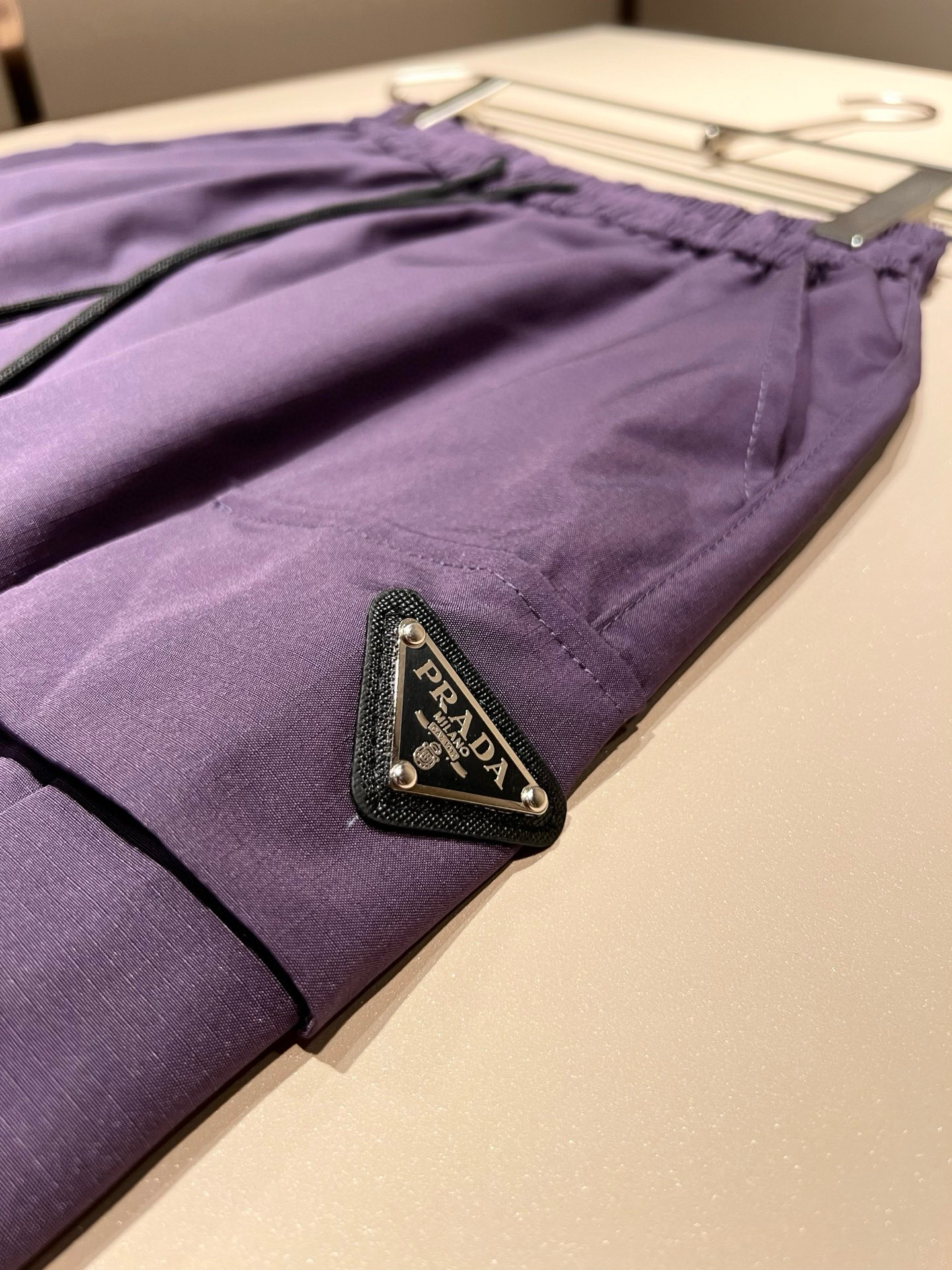    PRA*DA普*达 2025春夏新款男士休闲短裤，高端品质之选……一款休闲裤兼备的百搭裤装，也是男