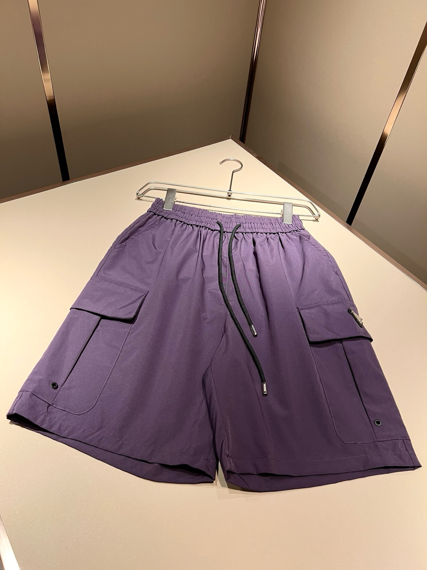    PRA*DA普*达 2025春夏新款男士休闲短裤，高端品质之选……一款休闲裤兼备的百搭裤装，也是男