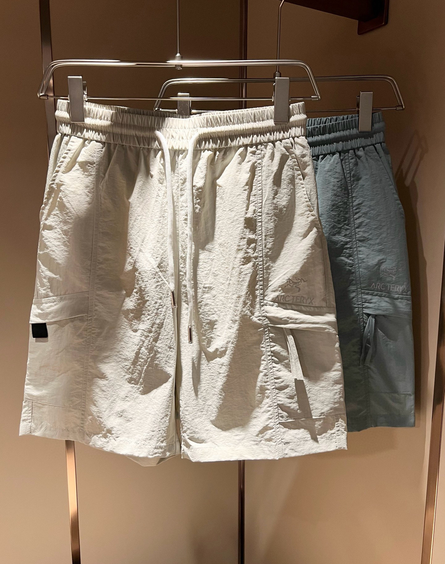 NO:512690,ARCTER*X Original Archaeological Bird 2025 spring and summer new casual sports style casual shorts, outdoor brands may first think of Canadian goose and Archaeological Bird. It gives people a feeling of trying out the label!  In addition to having great attainments in style design, the most obvious or best-known one should be to have deeper and unique insights and attainments in fabrics. Through continuous structural research and problem-solving, the trouser leg printing logo pattern design!  With unique research on fabrics, these alone are enough to support it to become the first new logo brand image in the clothing manufacturing industry. This model uses a fine blended fabric, which feels smooth and soft, and has both natural beauty and comfort. The large body style is cut cleanly and clean, and the fabric shows a different hazy structural beauty. It is made of exclusive mold customization. The fabric and its technology tests workers, can be smooth and smooth without wrinkles. The trouser legs are simple printed logo pattern design!  It really tests the handmade work of every master!  Make the overall clean and neat, without leaving a trace of thread. Nowadays, men who pursue life are more refined in life, size M-3XL, arc'teryx, shorts, alexander wang19860909ARCTER*X始*祖鸟 2025春夏新款休闲运动风格休闲短裤裤,户外品牌可能大家第一想到的就是加拿大鹅、始祖鸟.给人一种标签试的感觉！除了在款式设计上颇有造诣之外,最明显或者说最为拿手的,应该就是在面料上的拥有更深独特见解跟造诣了.通过不断地结构研究和问题处理,裤腿印花logo图案设计！在以面料独特研究为特征,仅凭这些就已经足以支撑其成为服装制造行业中,首屈可数的新标志品牌形象.此款采用精工混纺面料,手感细滑柔软,同时兼具自然美感跟舒适度.大身上版型裁剪简洁干净,面料上显现出了不一样朦胧的结构性美感来.独家开模定制而成,面料及其考验工人的技术,能做到平整服帖又不起皱,裤腿简单印花logo图案设计！真的是很考验每位师傅的手工制作！使得整体干净利索,不留一丝线头.现在对于生活有所追求的男性也在生活中更为精致,尺码M-3XL,arc'teryx,shorts,alexander wang,Men's clothing