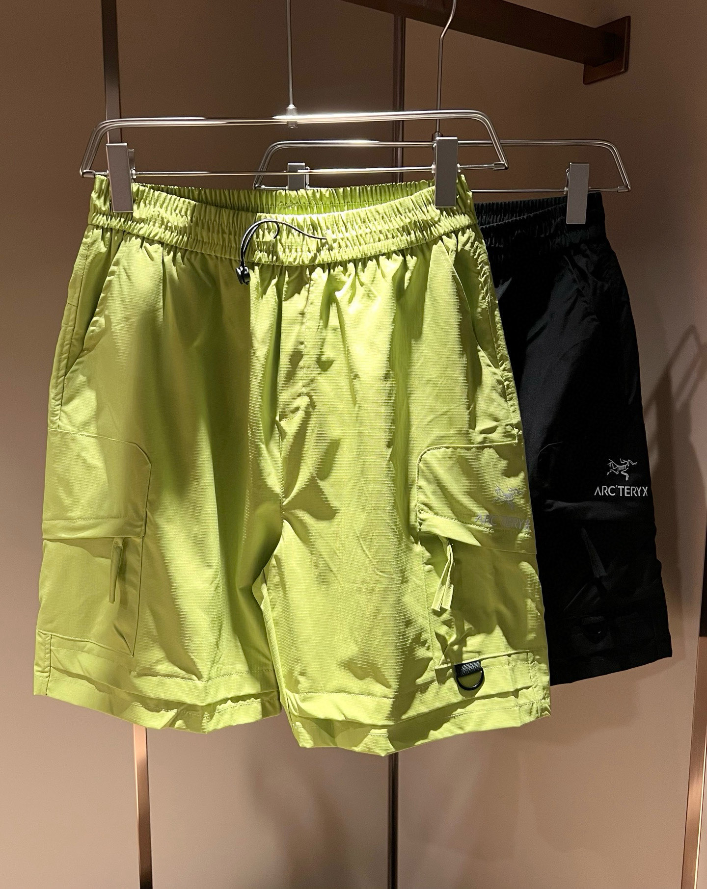 NO:512692,ARCTER*X Original Archaeological Bird 2025 spring and summer new casual sports style casual shorts, outdoor brands may first think of Canadian goose and Archaeological Bird. It gives people a feeling of trying out the label!  In addition to having great attainments in style design, the most obvious or best-known one should be to have deeper and unique insights and attainments in fabrics. Through continuous structural research and problem-solving, the trouser leg printing logo pattern design!  With unique research on fabrics, these alone are enough to support it to become the first new logo brand image in the clothing manufacturing industry. This model uses a fine blended fabric, which feels smooth and soft, and has both natural beauty and comfort. The large body style is cut cleanly and clean, and the fabric shows a different hazy structural beauty. It is made of exclusive mold customization. The fabric and its technology tests workers, can be smooth and smooth without wrinkles. The trouser legs are simple printed logo pattern design!  It really tests the handmade work of every master!  Make the overall clean and neat, without leaving a trace of thread. Nowadays, men who pursue life are more refined in life, size M-4XL, arc'teryx, shorts, alexander wang19860909ARCTER*X始*祖鸟 2025春夏新款休闲运动风格休闲短裤裤,户外品牌可能大家第一想到的就是加拿大鹅、始祖鸟.给人一种标签试的感觉！除了在款式设计上颇有造诣之外,最明显或者说最为拿手的,应该就是在面料上的拥有更深独特见解跟造诣了.通过不断地结构研究和问题处理,裤腿印花logo图案设计！在以面料独特研究为特征,仅凭这些就已经足以支撑其成为服装制造行业中,首屈可数的新标志品牌形象.此款采用精工混纺面料,手感细滑柔软,同时兼具自然美感跟舒适度.大身上版型裁剪简洁干净,面料上显现出了不一样朦胧的结构性美感来.独家开模定制而成,面料及其考验工人的技术,能做到平整服帖又不起皱,裤腿简单印花logo图案设计！真的是很考验每位师傅的手工制作！使得整体干净利索,不留一丝线头.现在对于生活有所追求的男性也在生活中更为精致,尺码M-4XL,arc'teryx,shorts,alexander wang,Men's clothing