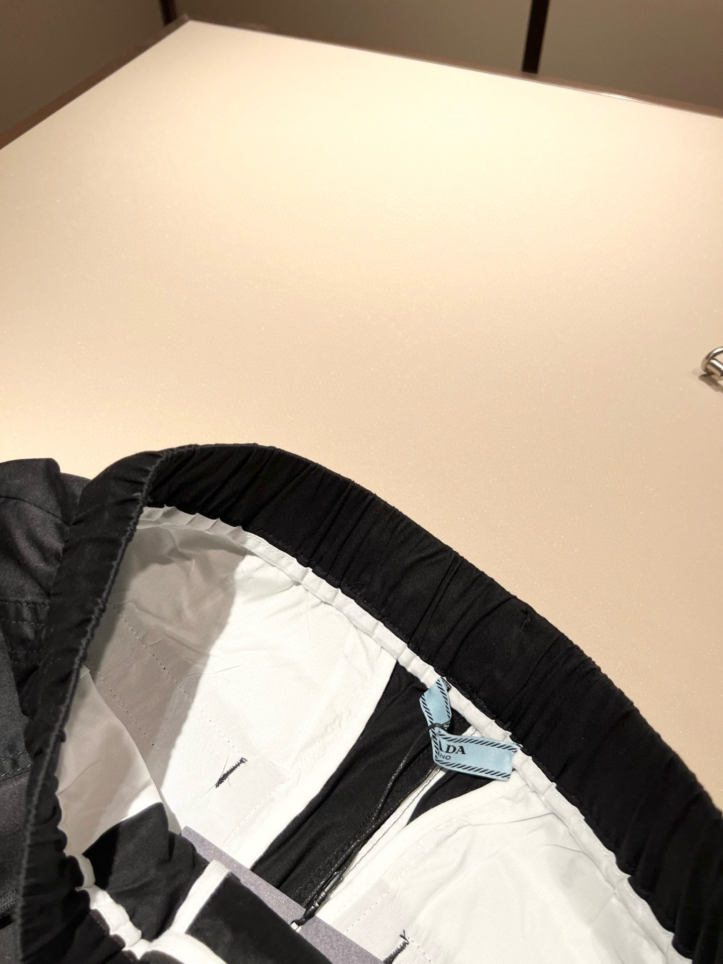  PRA*DA普*达 2025春夏新款男士休闲短裤，高端品质之选……一款休闲裤兼备的百搭裤装，也是男士衣