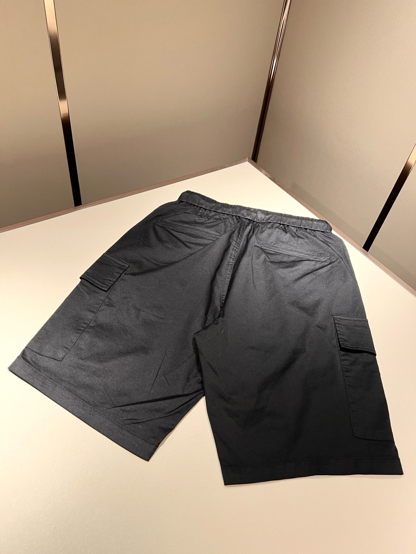  PRA*DA普*达 2025春夏新款男士休闲短裤，高端品质之选……一款休闲裤兼备的百搭裤装，也是男士衣