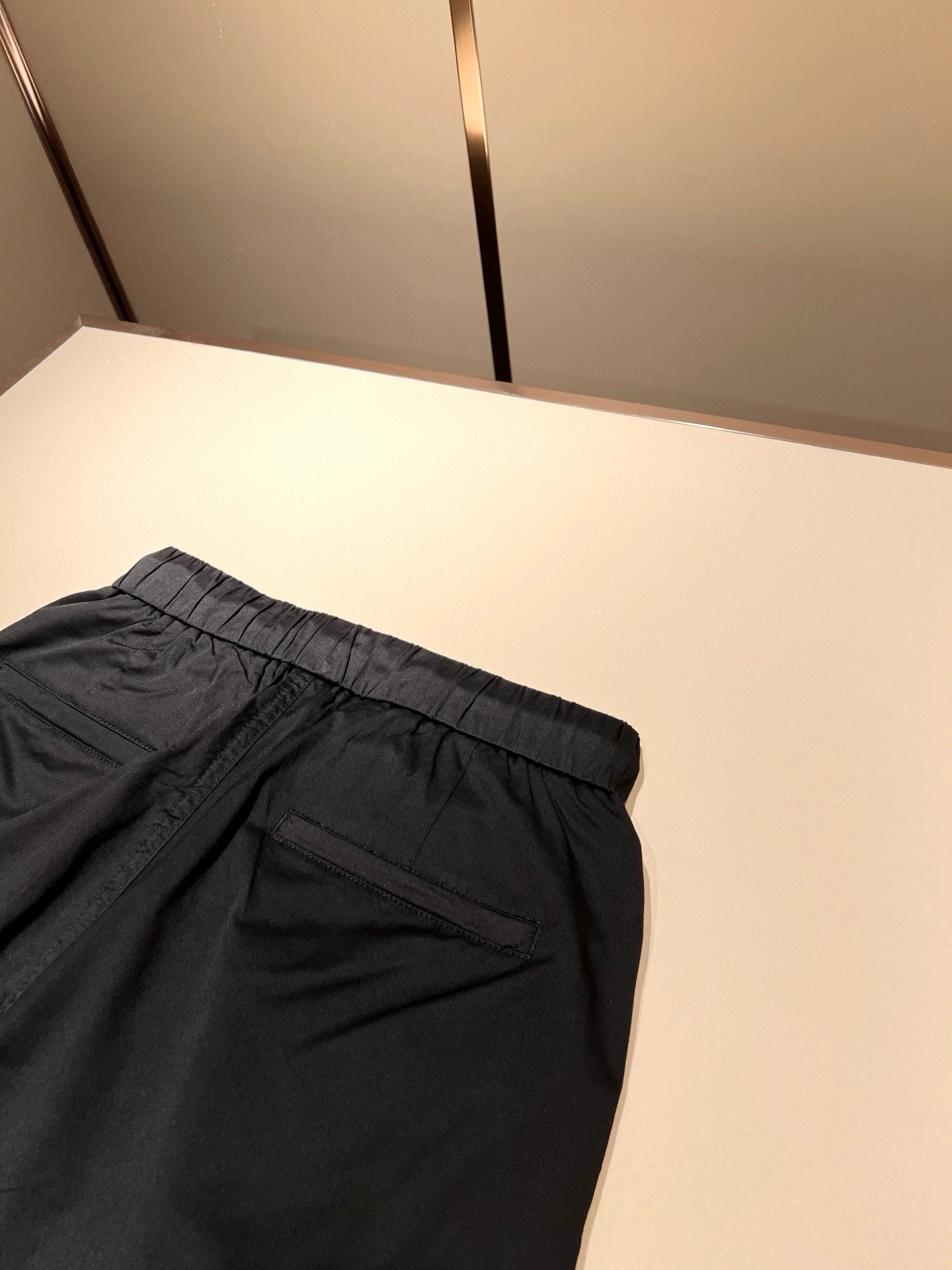  PRA*DA普*达 2025春夏新款男士休闲短裤，高端品质之选……一款休闲裤兼备的百搭裤装，也是男士衣