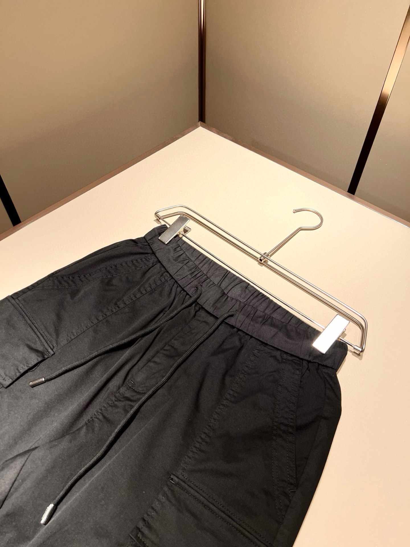  PRA*DA普*达 2025春夏新款男士休闲短裤，高端品质之选……一款休闲裤兼备的百搭裤装，也是男士衣