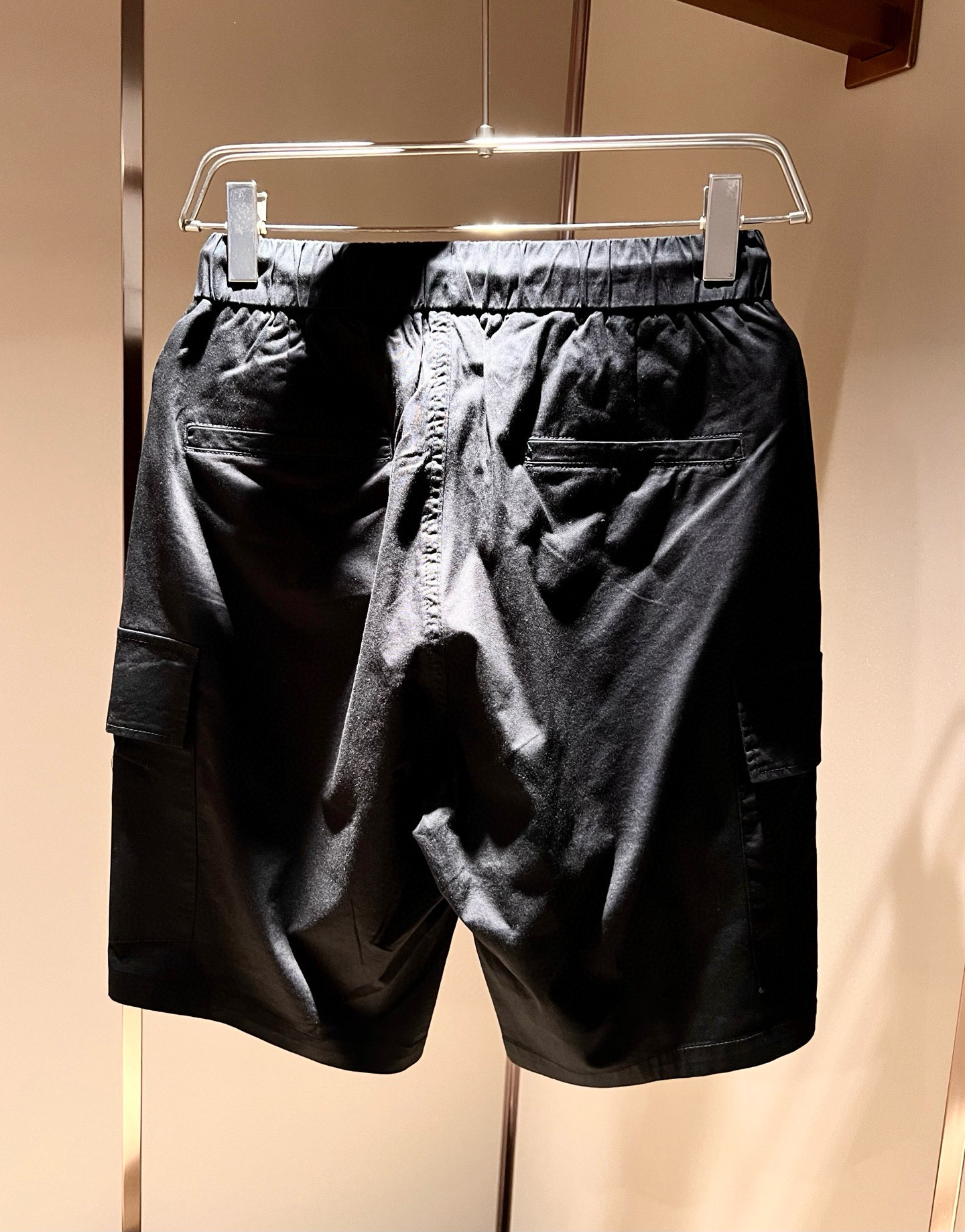  PRA*DA普*达 2025春夏新款男士休闲短裤，高端品质之选……一款休闲裤兼备的百搭裤装，也是男士衣